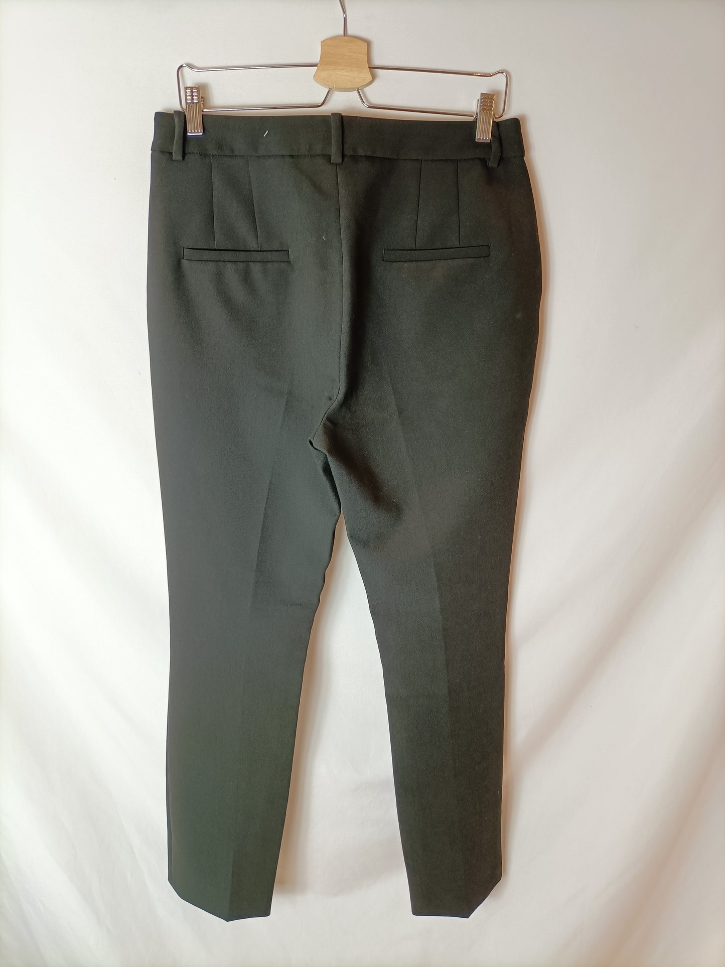 ZARA. Pantalón negro de vestir. T 42