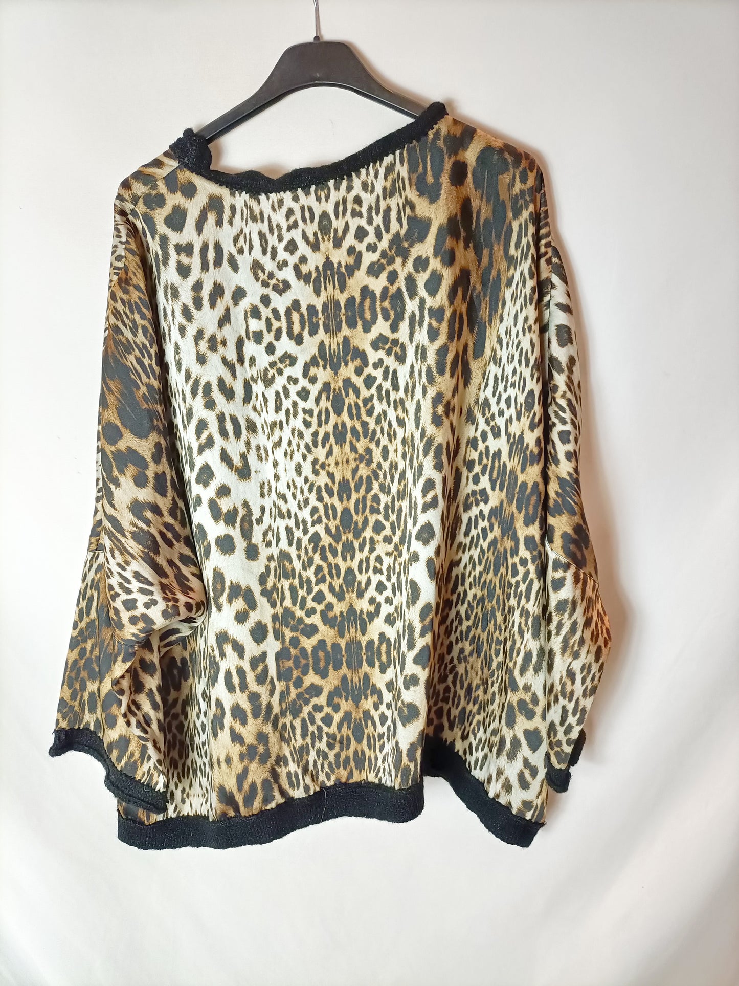 ANNA MORA. Blusa animal print detalle pedrería. T XL
