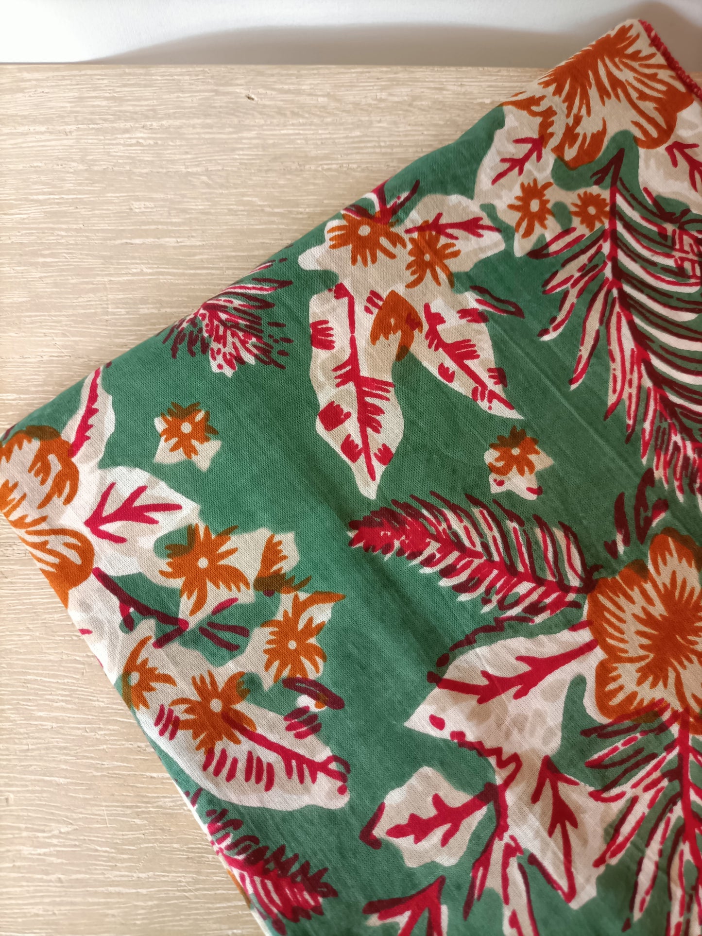 BOUGAINVILIA. Green scarf with white flowers