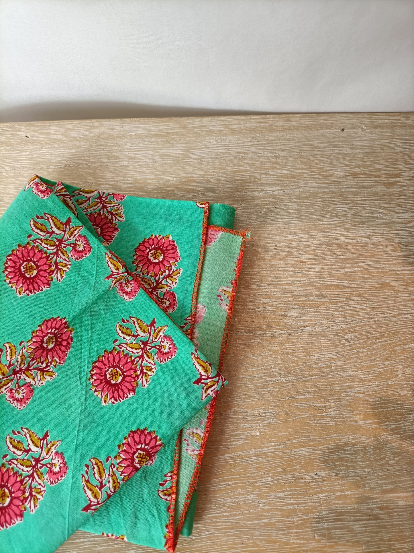 BUGANVILIA. pañuelo verde flores rosas