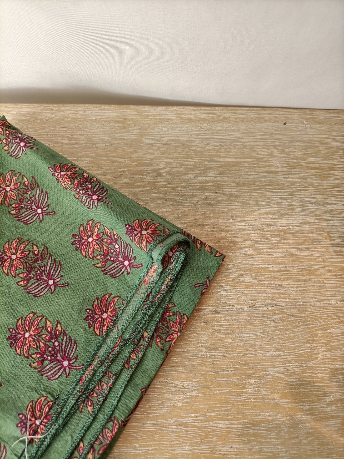 BUGANVILIA. pañuelo verde flores burdeos