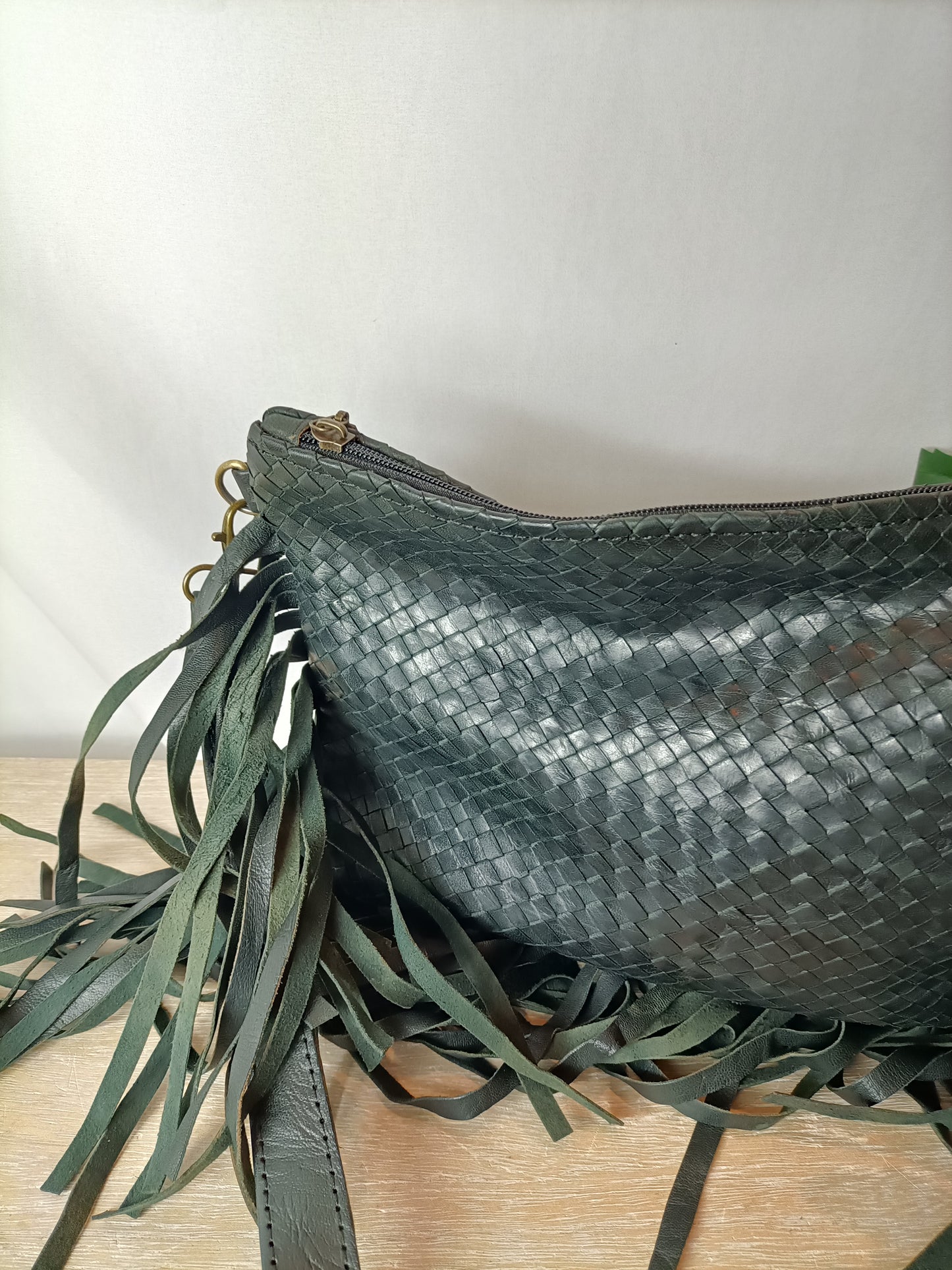 OTRAS. Bolso trenzado flecos