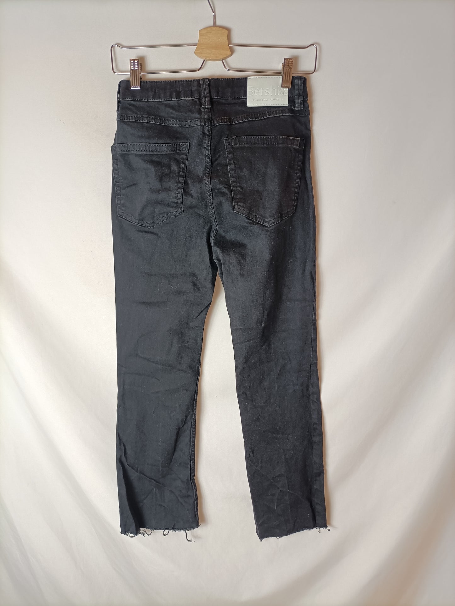 BERSHKA. Pantalón negro recto T.38