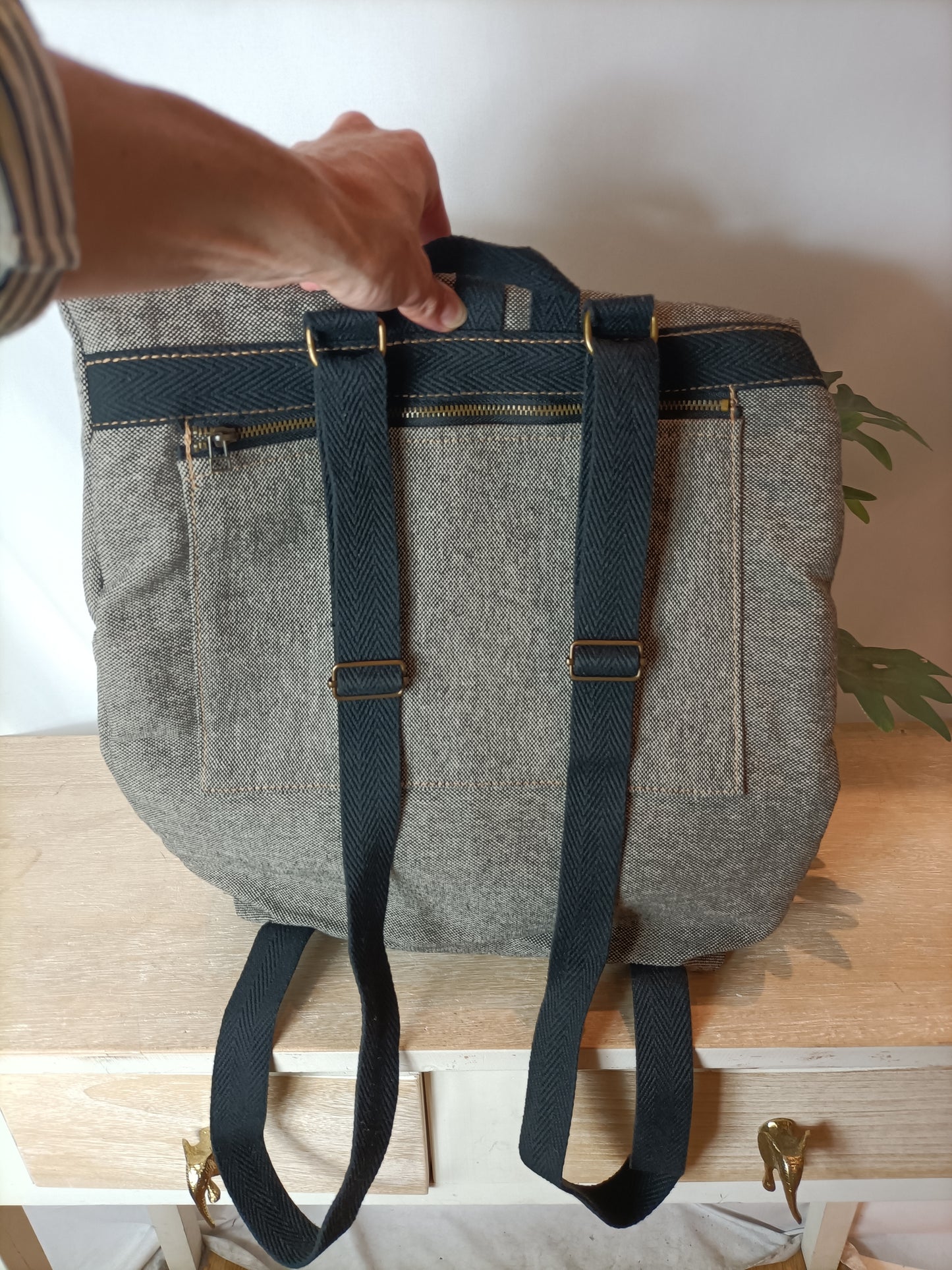 NUMON. Mochila gris jaspeada solapa
