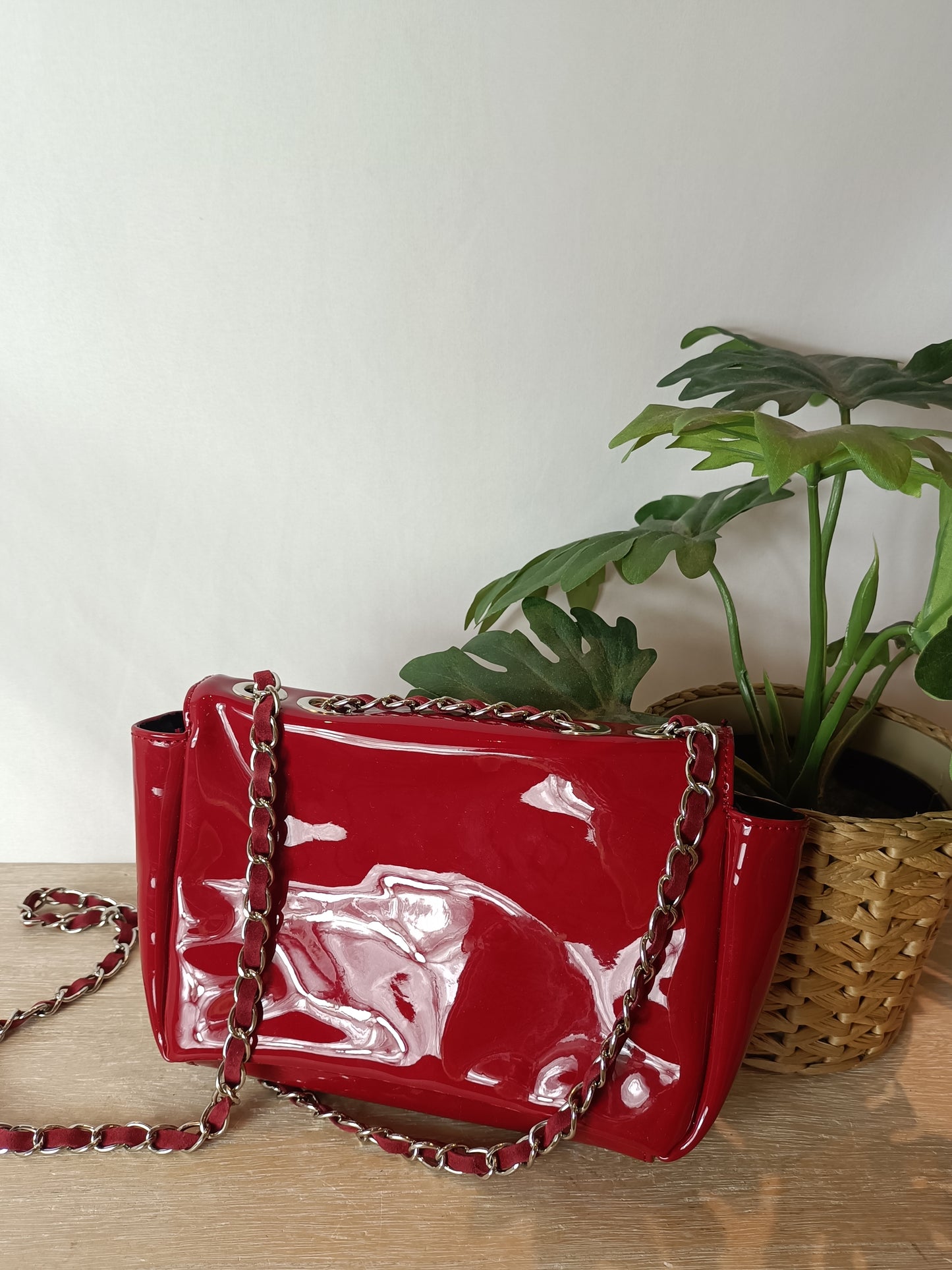 WHITE. Red patent leather bag (tara)