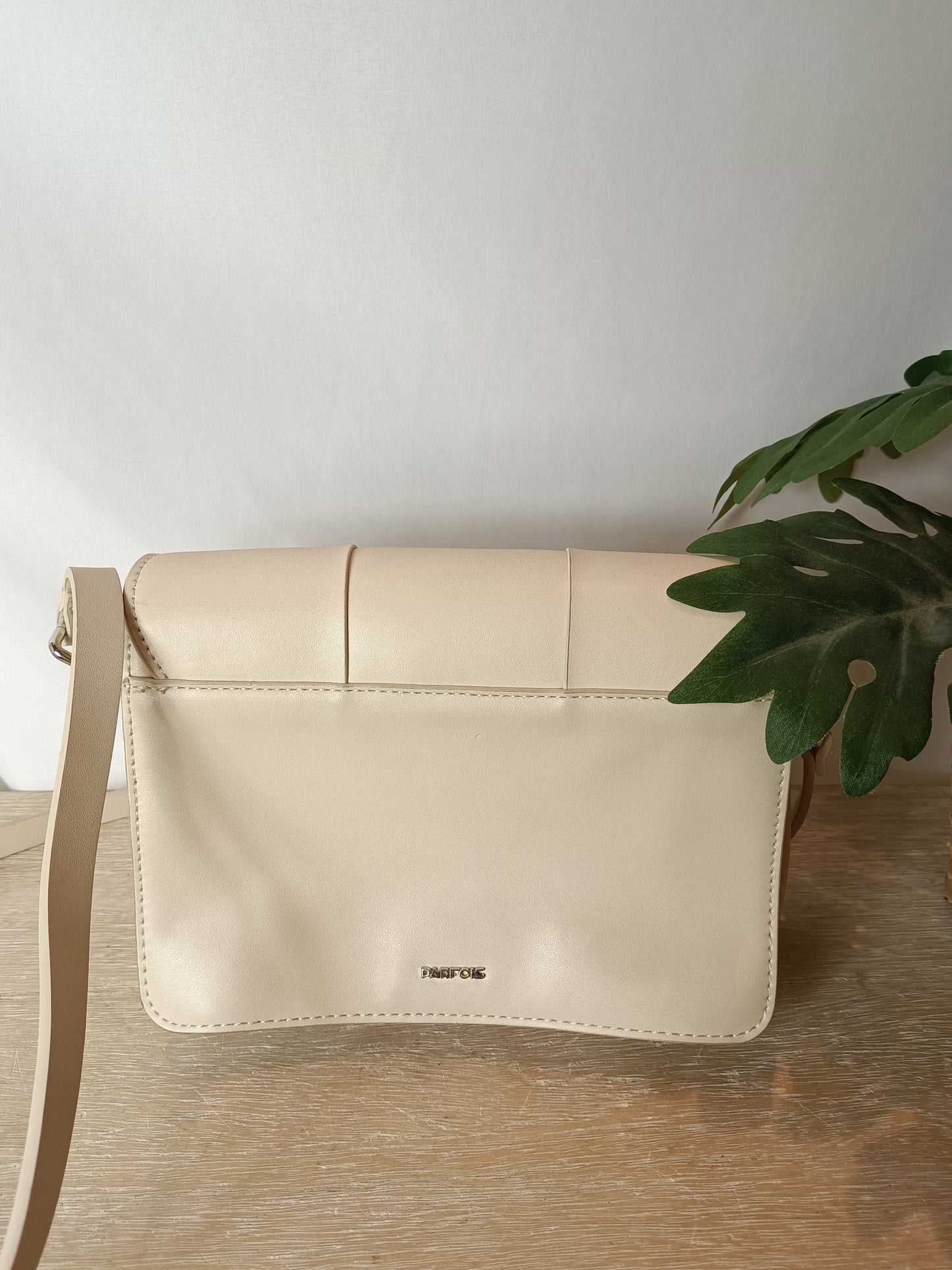 PARFOIS. Bolso beige piel trenzada