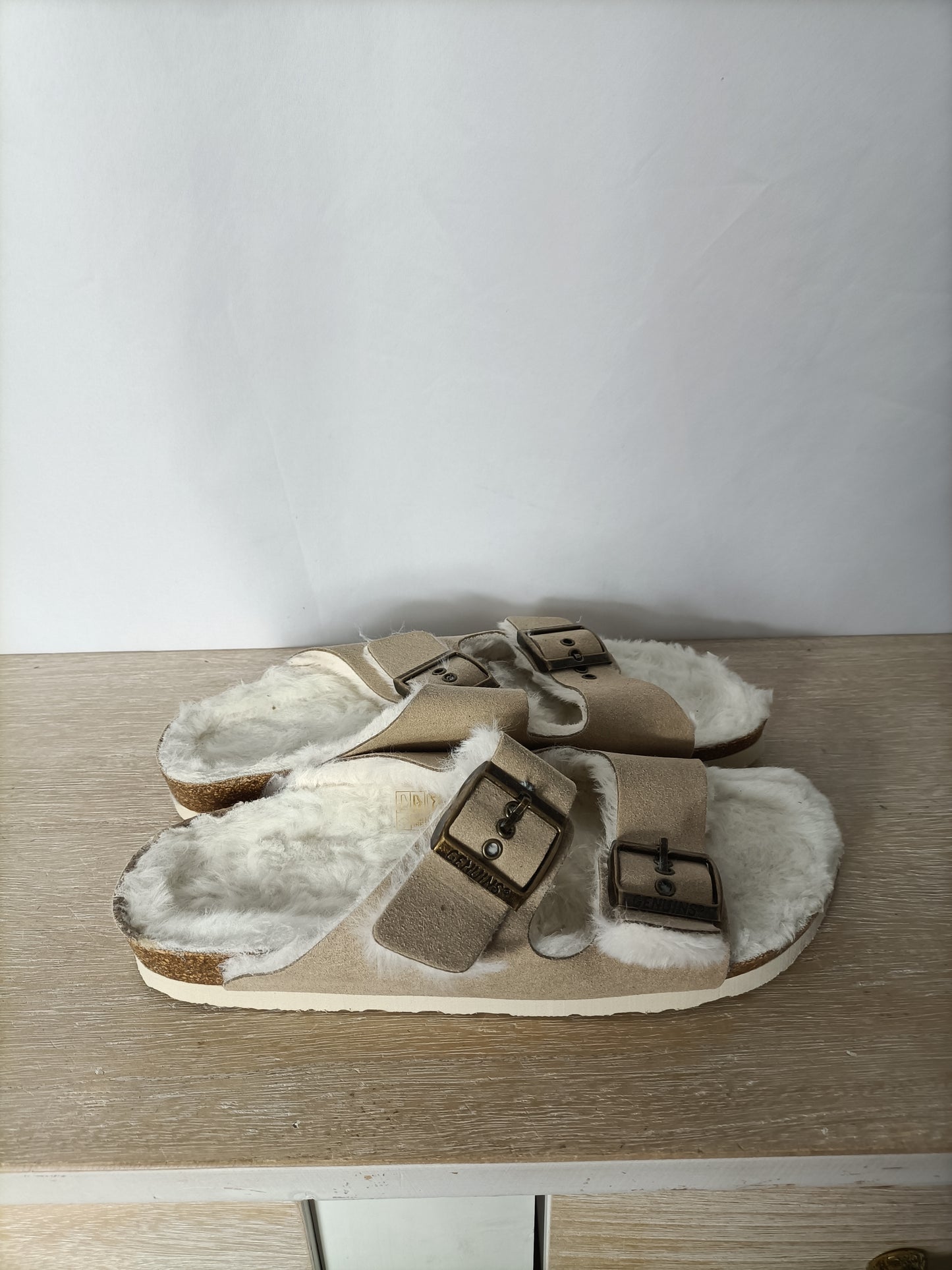 GENUINS. Sandalia beige pelito T.39