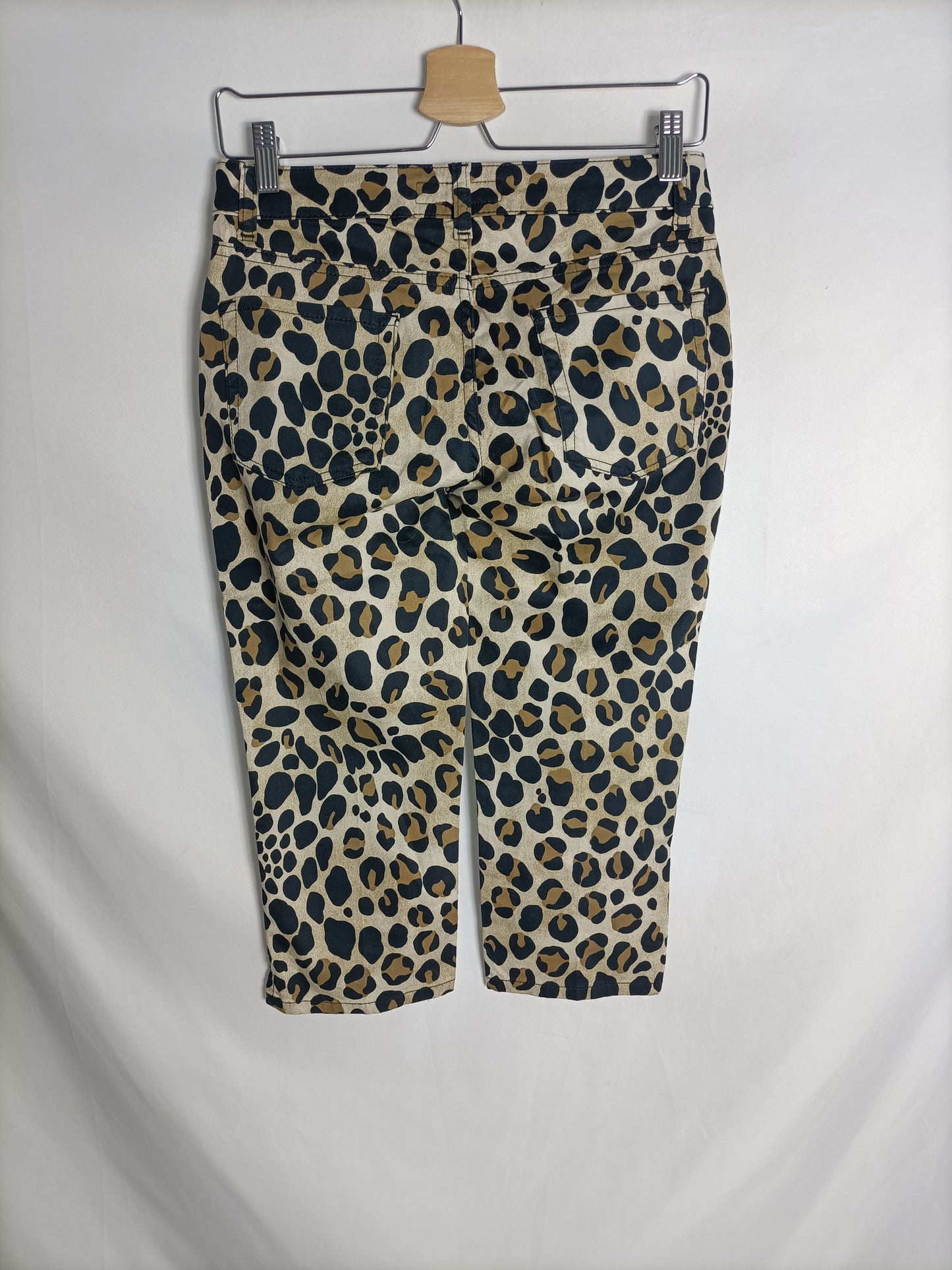 ZARA.Pantalón print pirata T.36