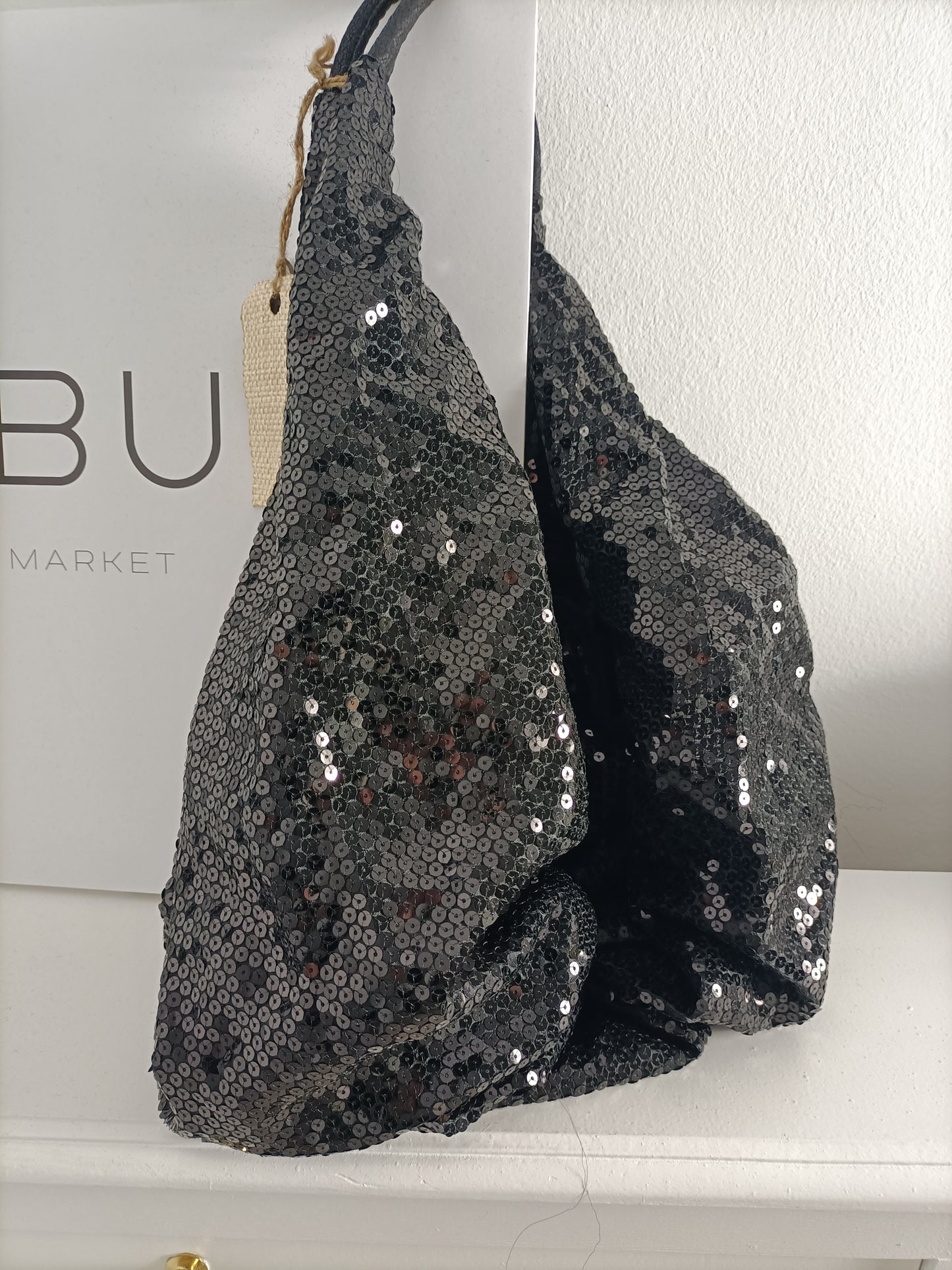 STRADIVARIUS. Bolso negro lentejuelas