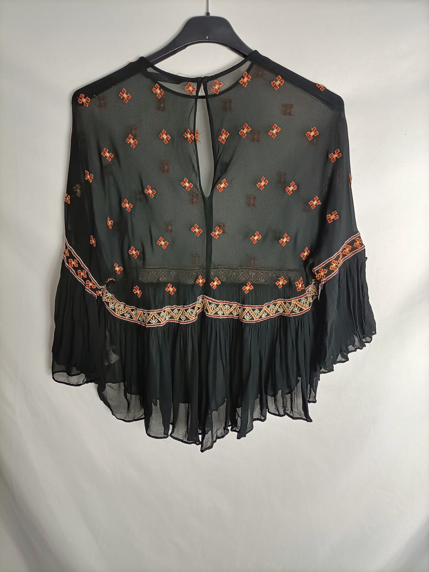 ZARA. Blusa negra bordada T.m
