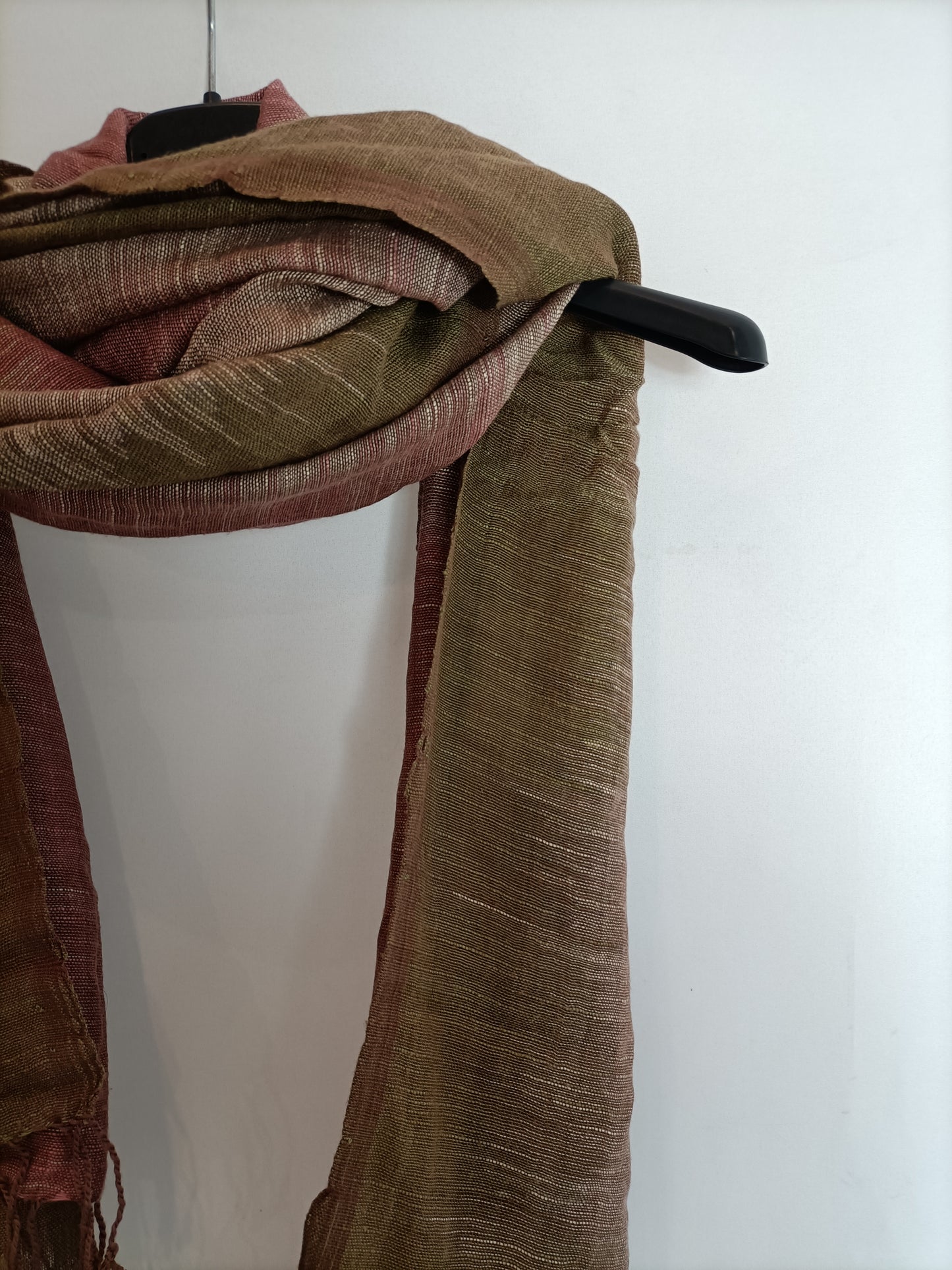 OTRAS. Fular degradado rosa y verde