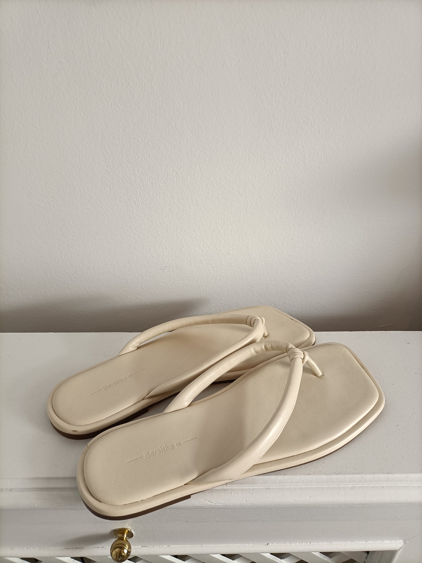 BERSHKA. sandalia beige polipiel T.40