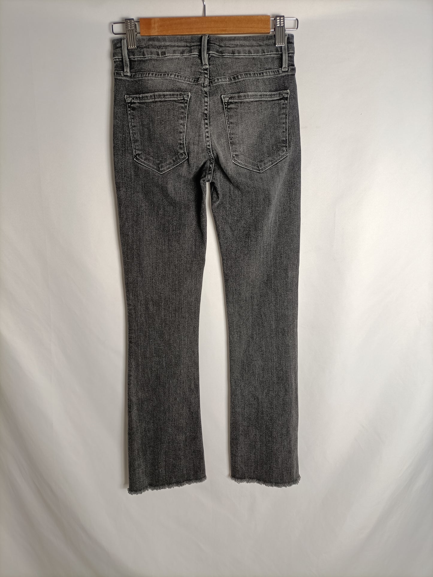 FRAME. Pantalón denim gris T.24(34)