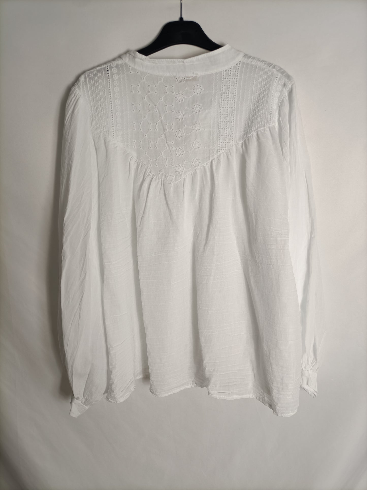 OTRAS. Blusa blanca bordados Tu(m/l)