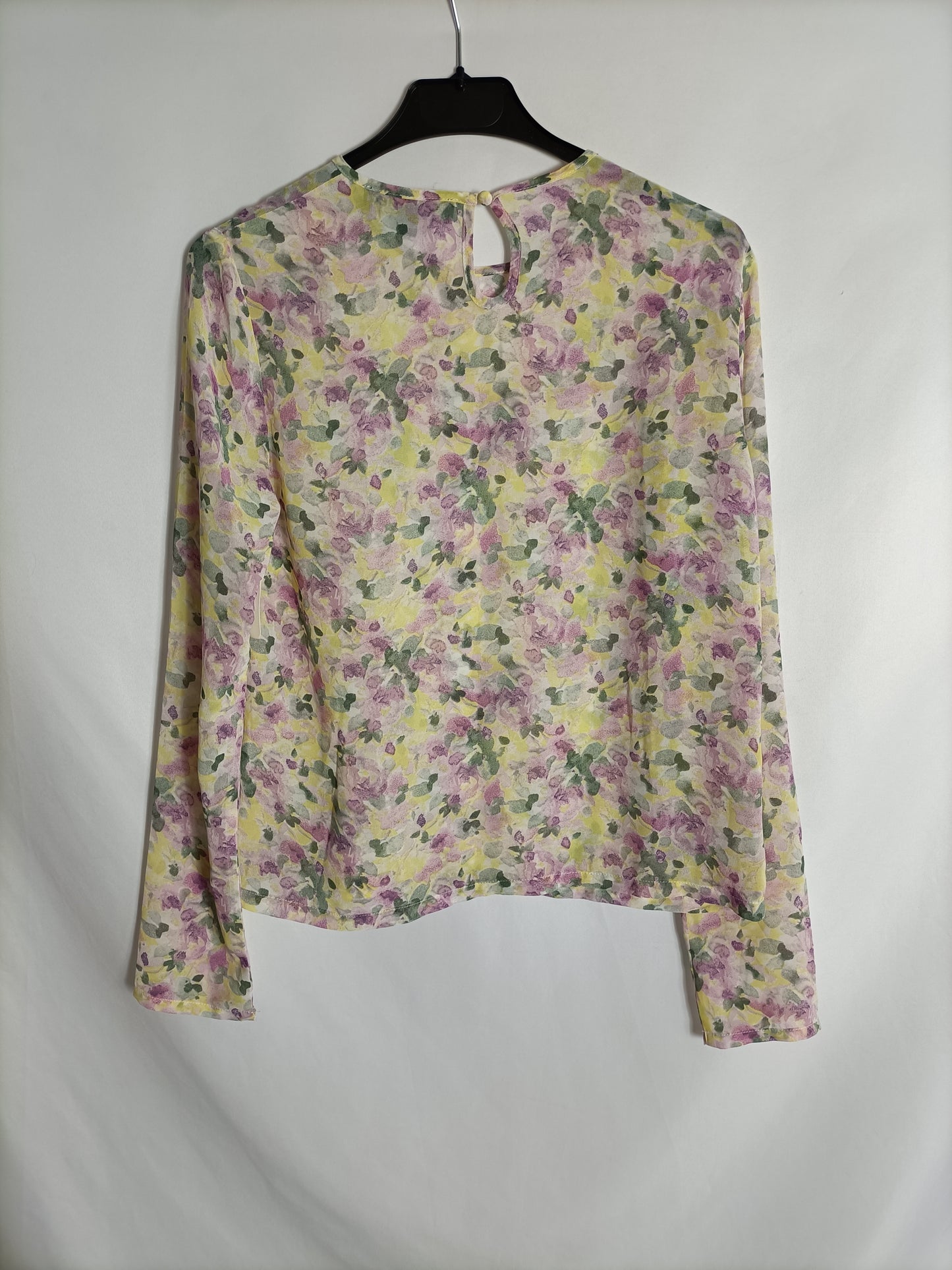 NEW IDEA. White floral blouse Ts