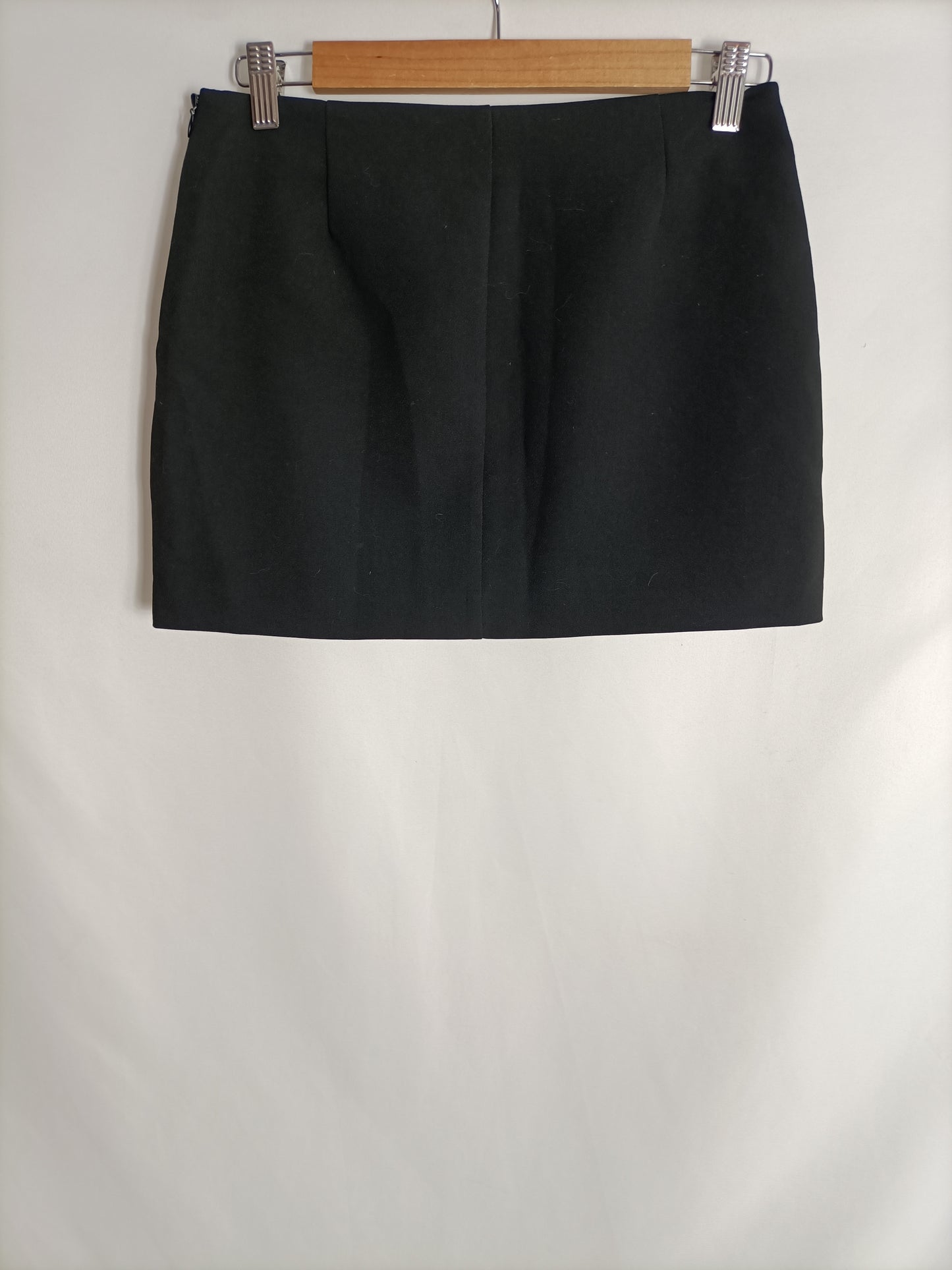 PULL&BEAR.Falda corta negra T.s