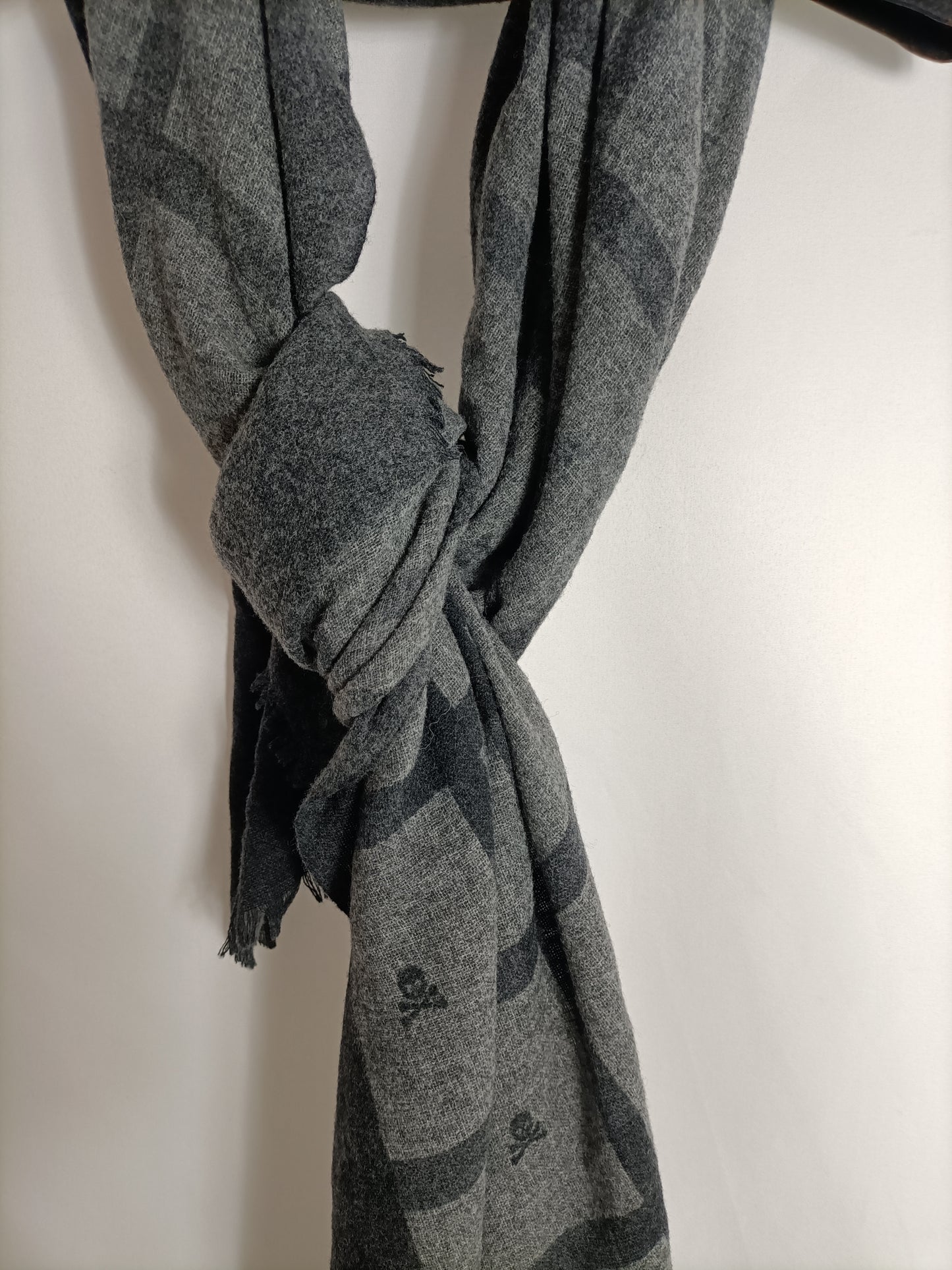 SCALPERS. Grey checked scarf