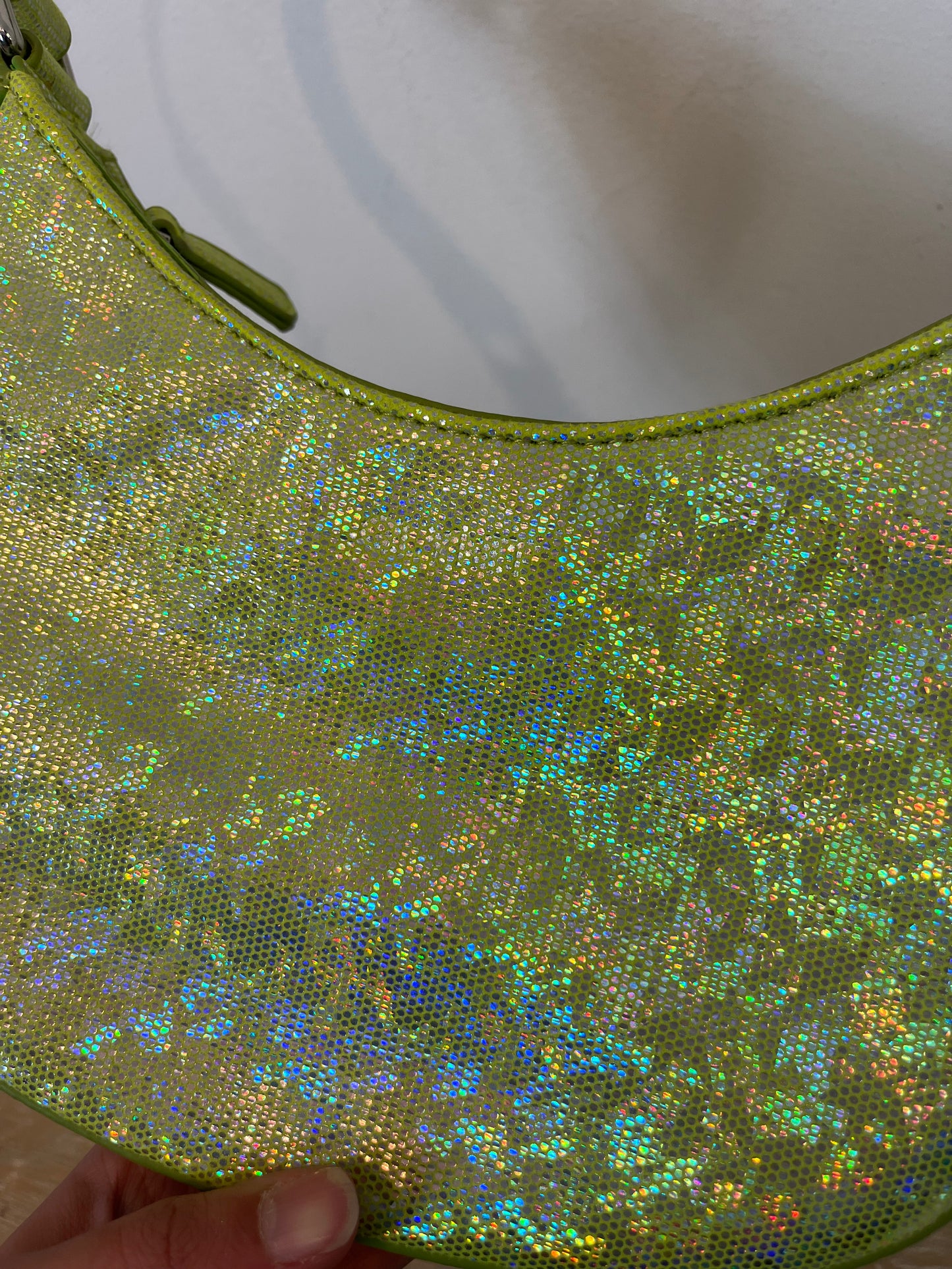 OTRAS. Bolso verde brillos