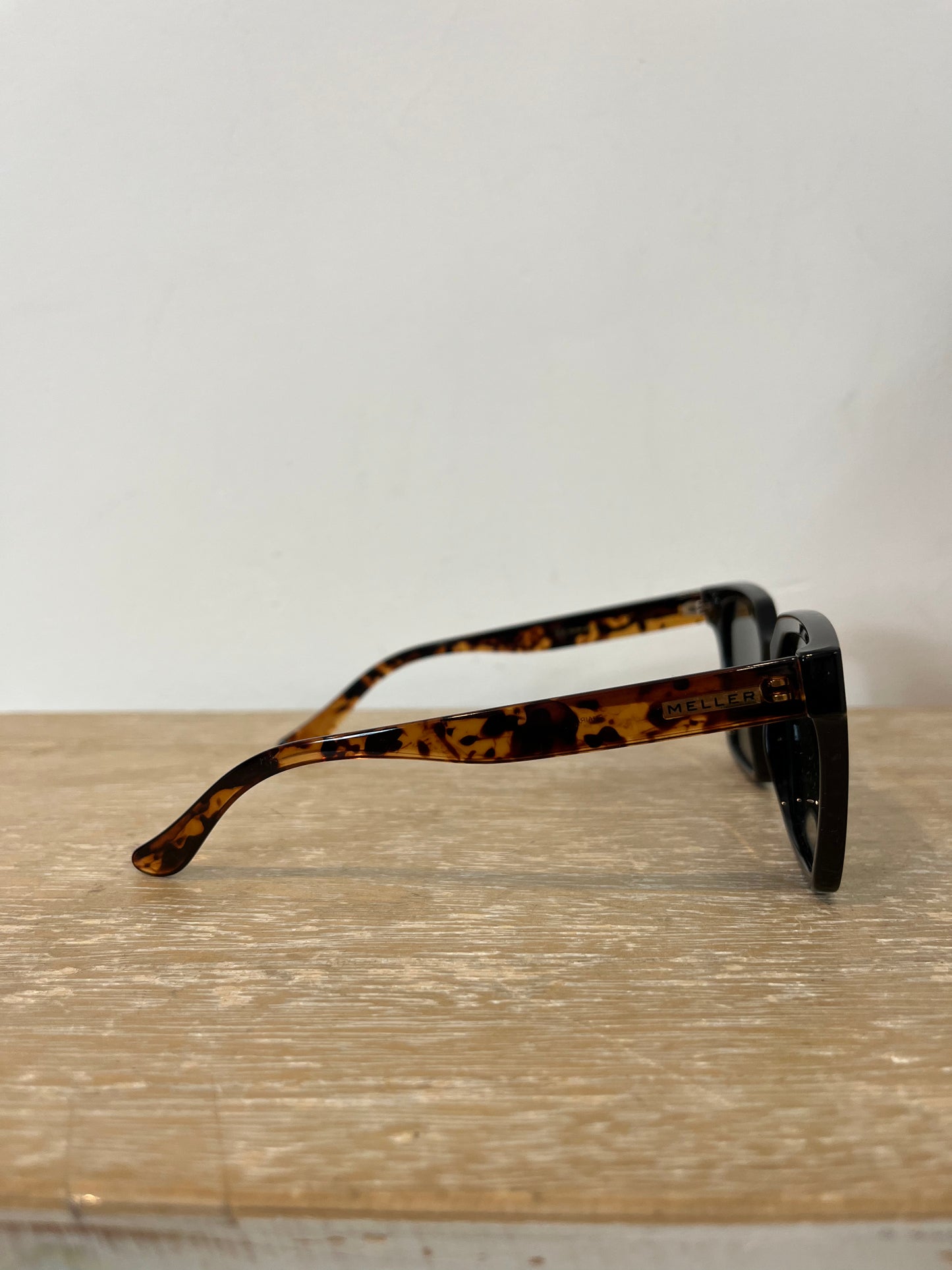 MELLER. Gafas de sol patilla nácar