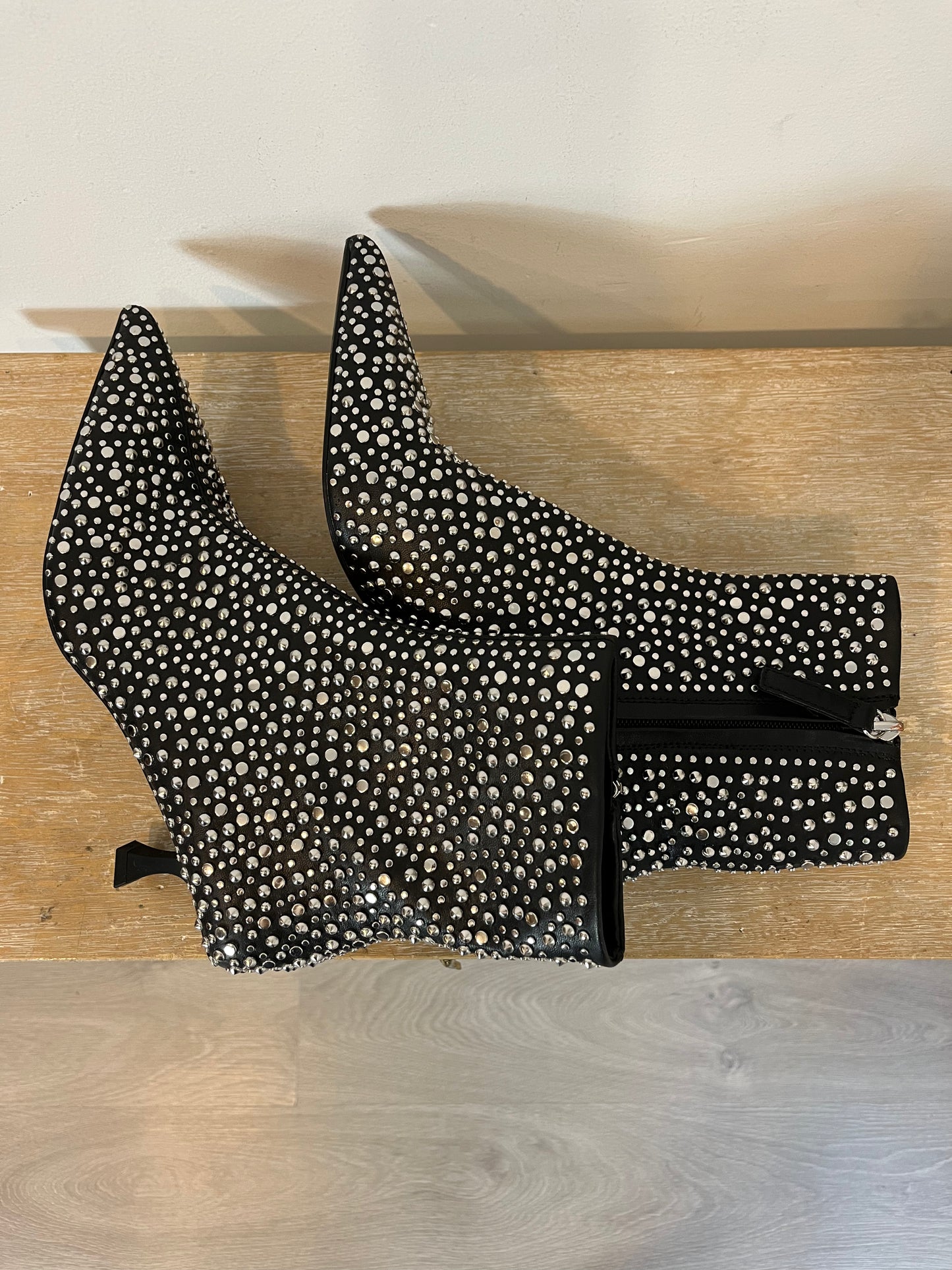 ZARA. Botines tacón negros con tachas. T 38