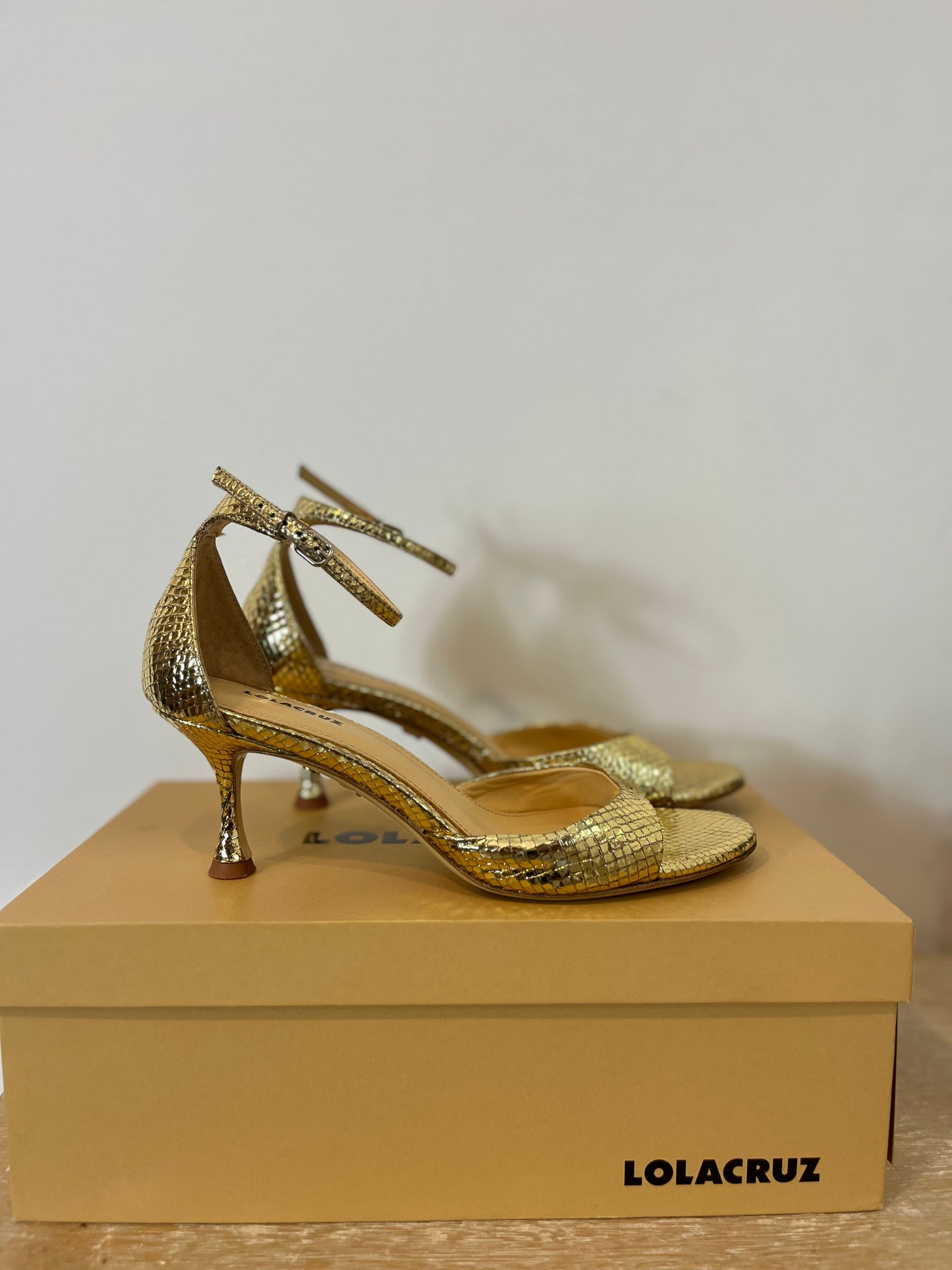 LOLA CRUZ. Gold textured sandal. Size 38