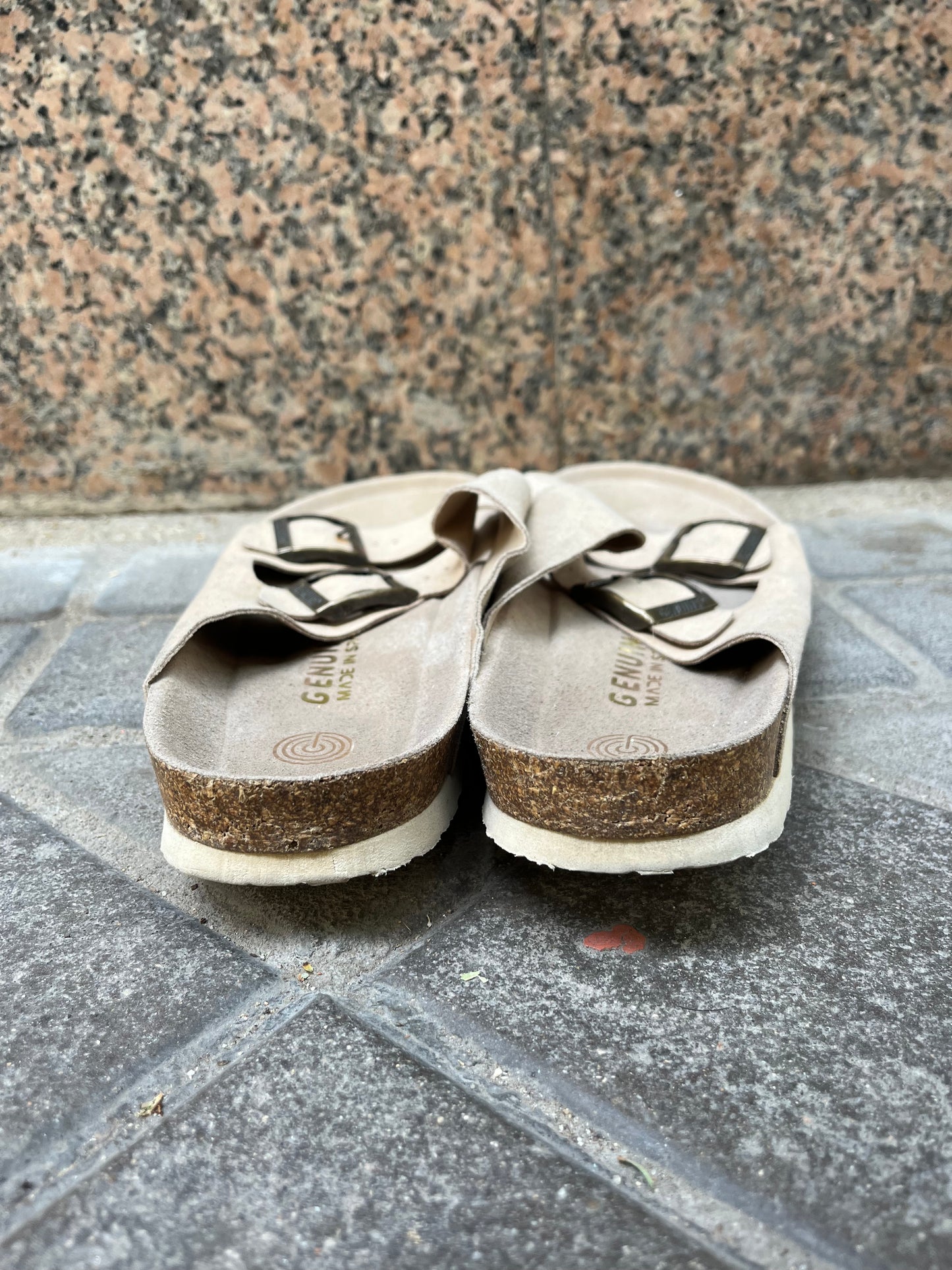 GENUINS. Sandalia marrones hebillas T.42