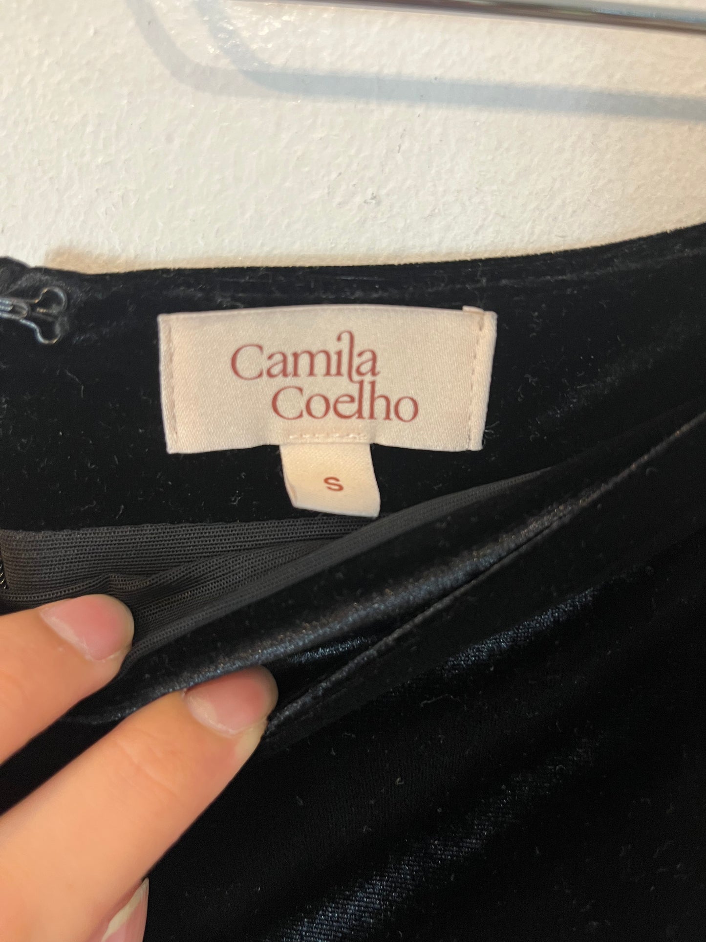 CAMILA COHELO. Falda corta negra terciopelo T.s