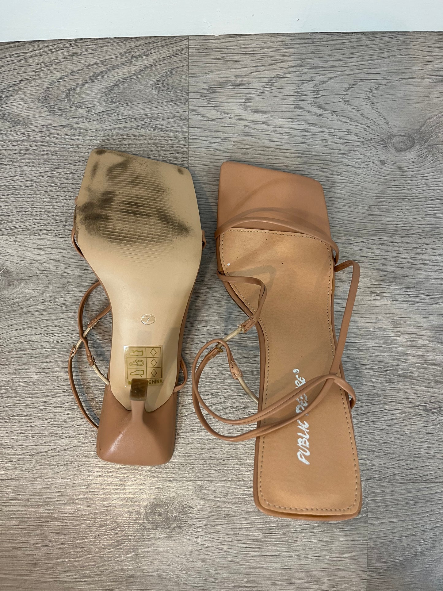 PUBLIC DESIRE. Sandalia beige tiras. T 40