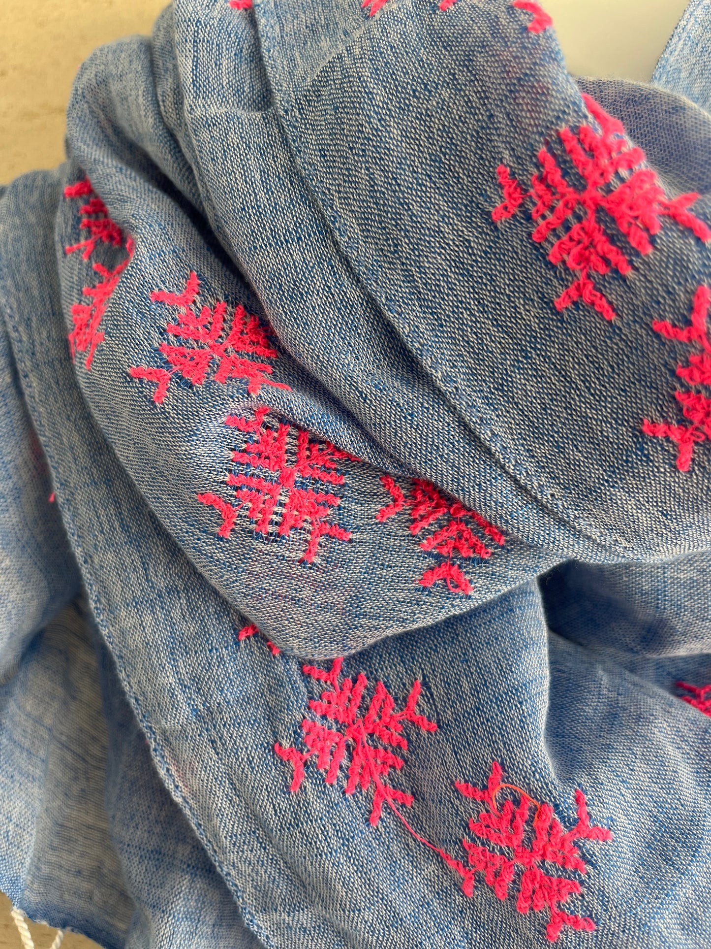 OTRAS. Pañuelo detalles bordados