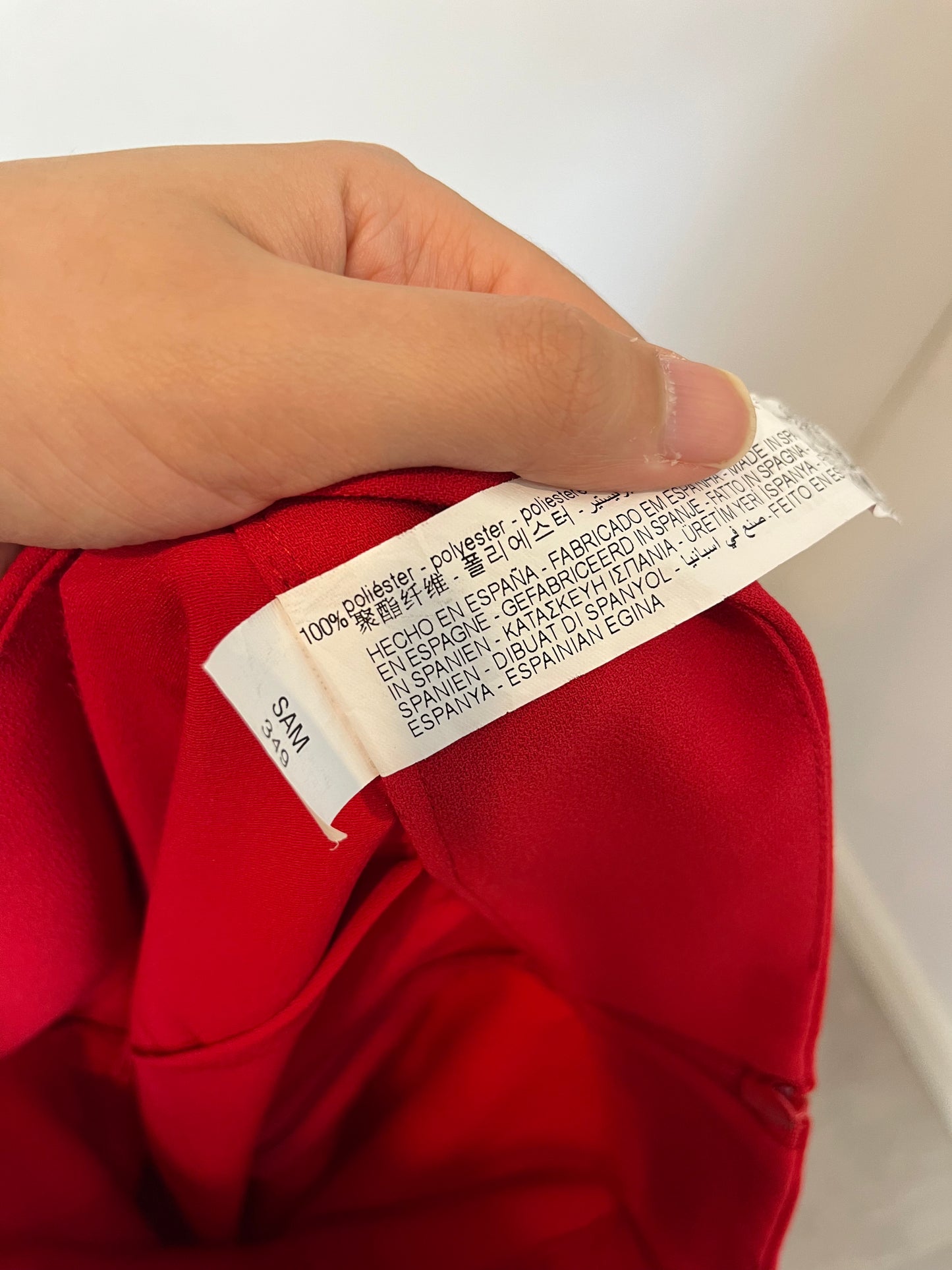 ZARA. Pantalón rojo pinzas. T M