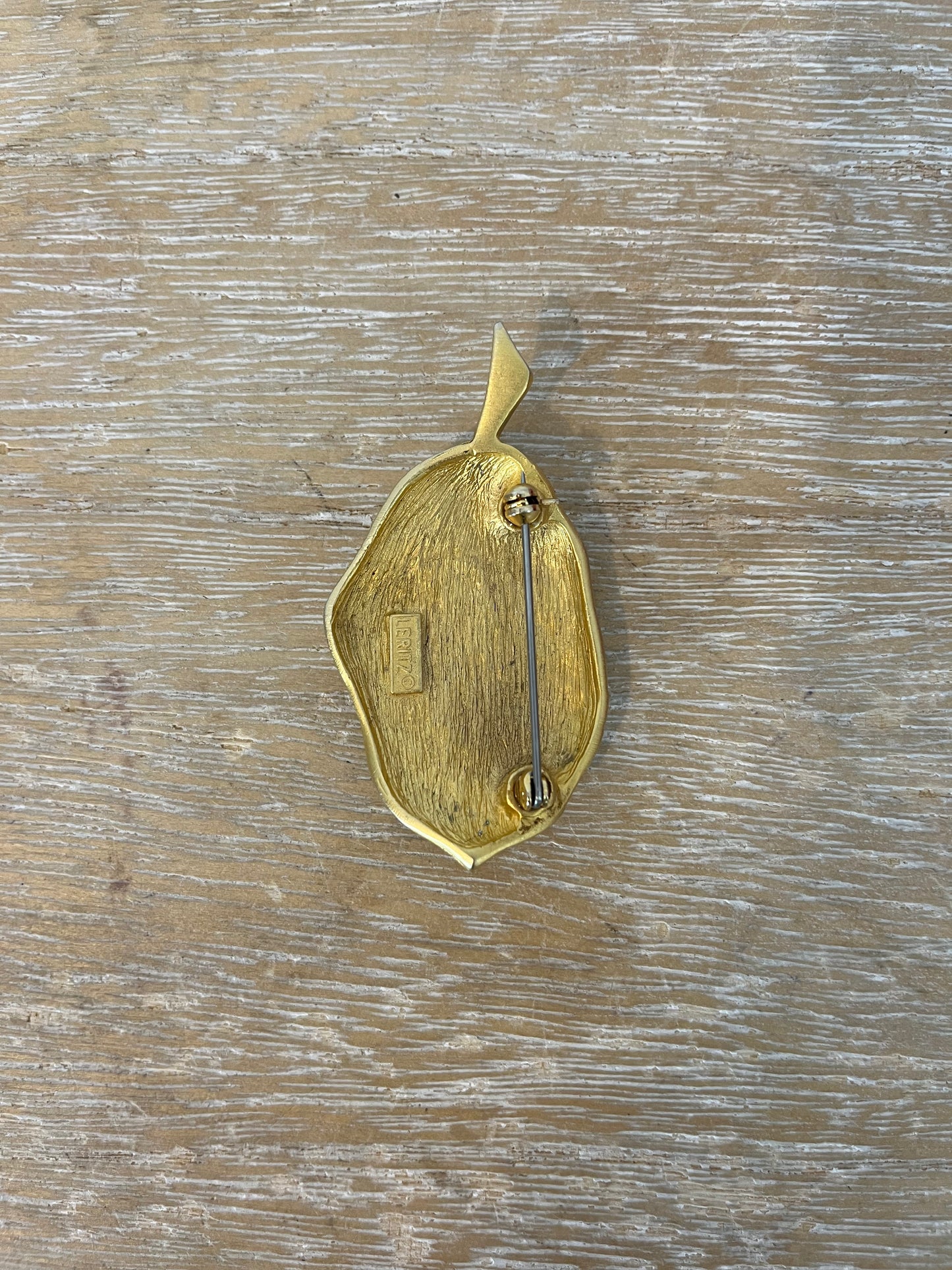 OTRAS. Broche dorado hoja