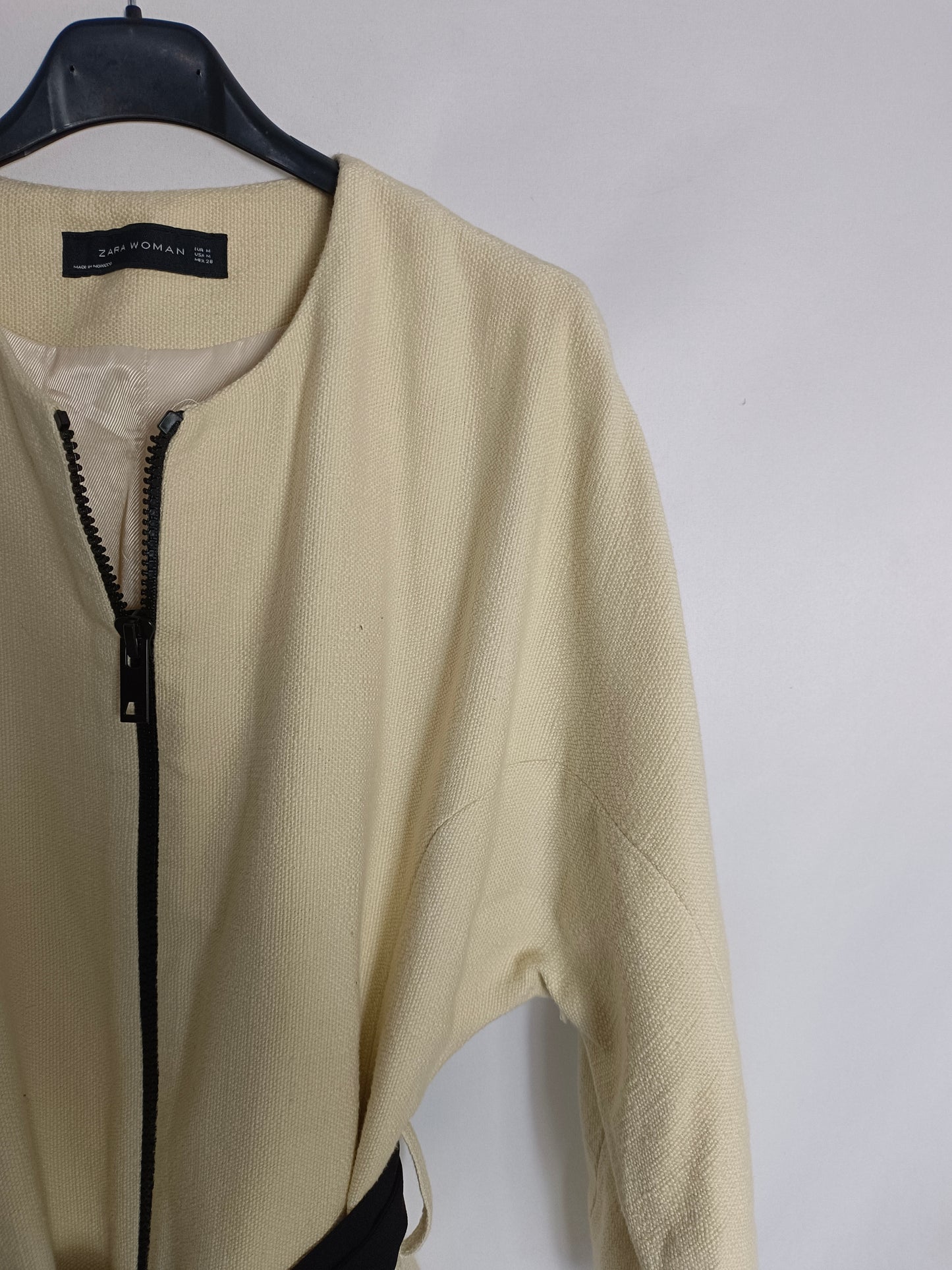 ZARA. Beige coat with black bow Tm