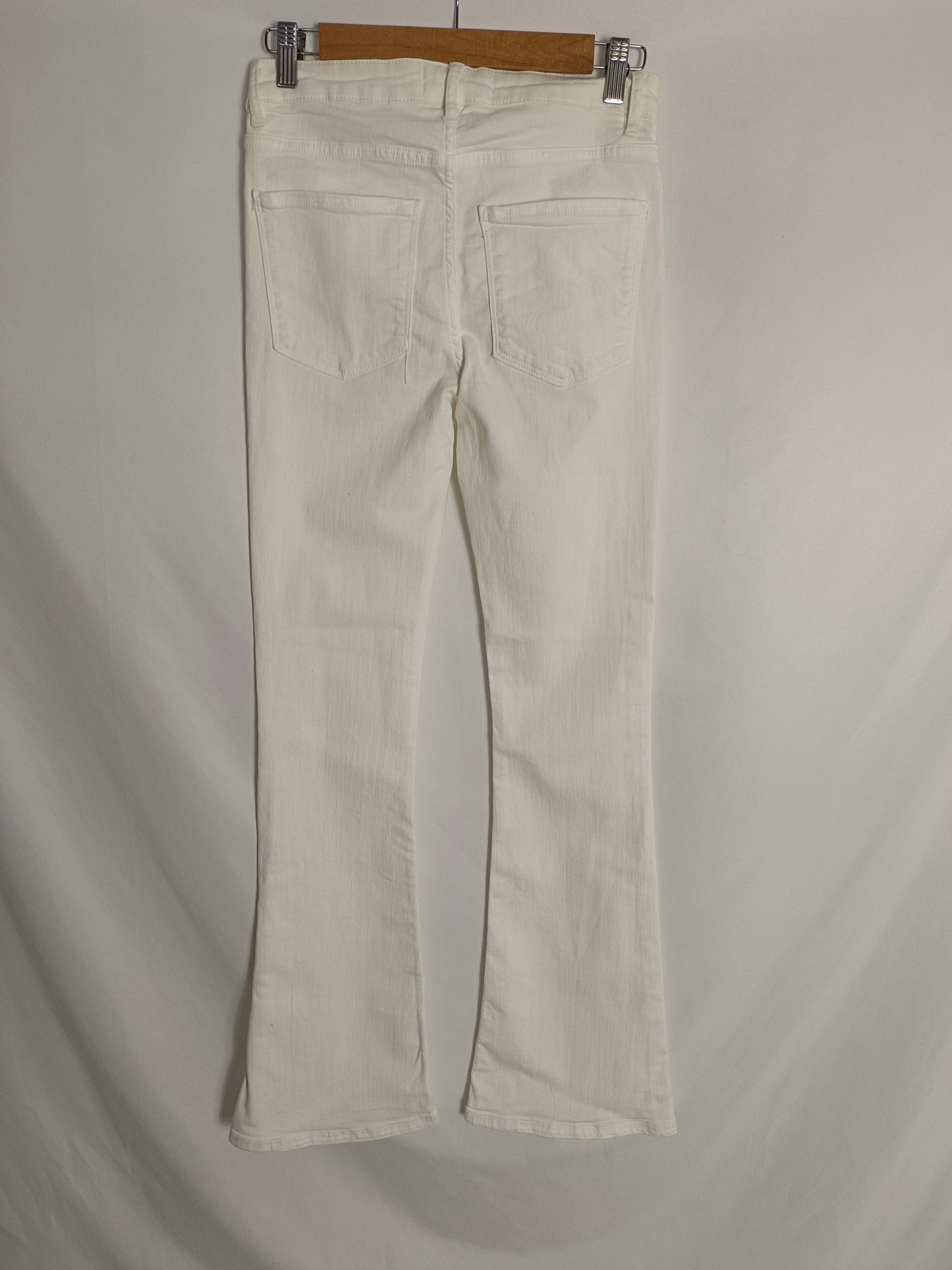 ZARA. Pantalón denim blanco campana T.34