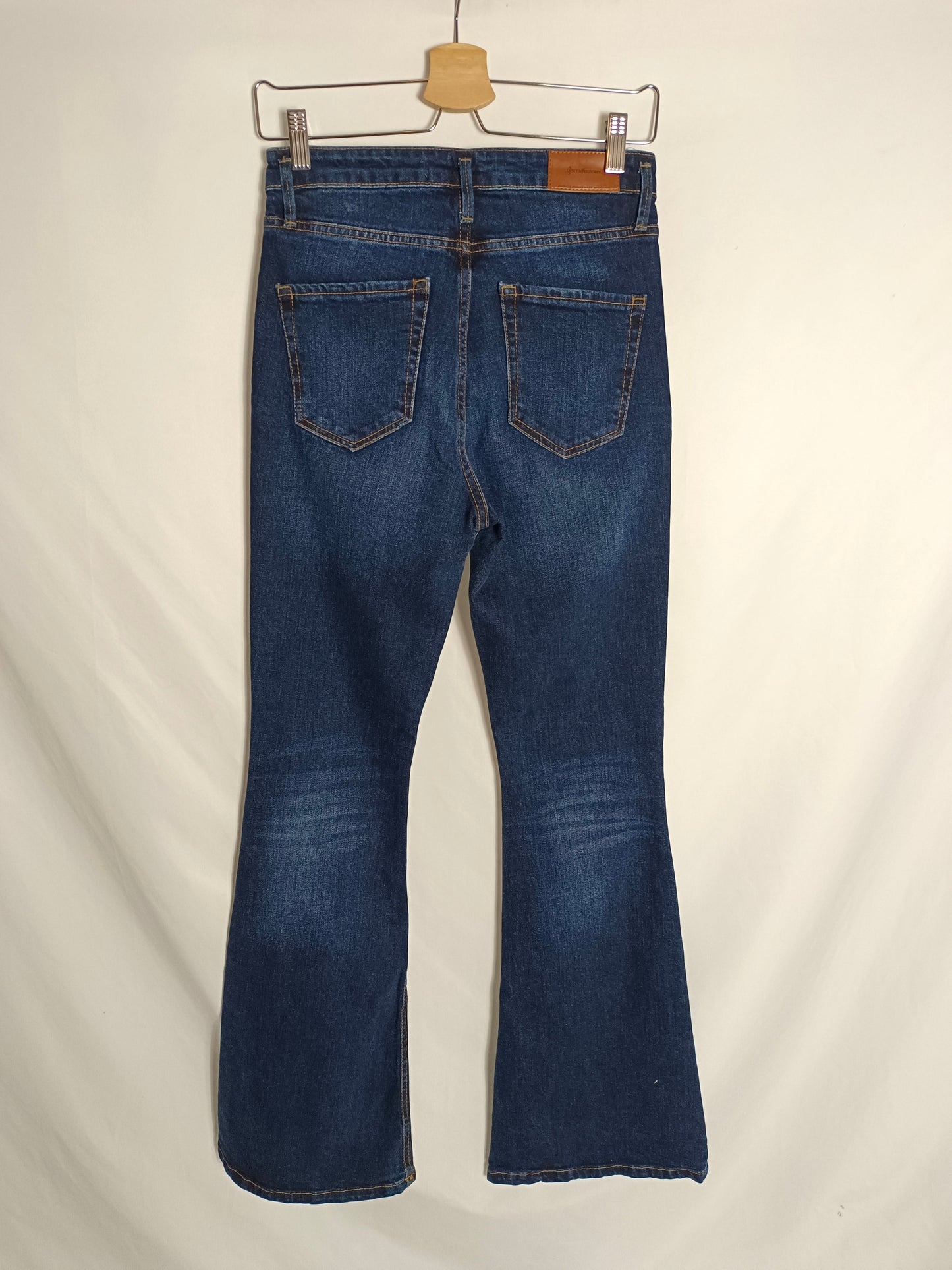 STRADIVARIUS. Pantalón campana oscuro T.38