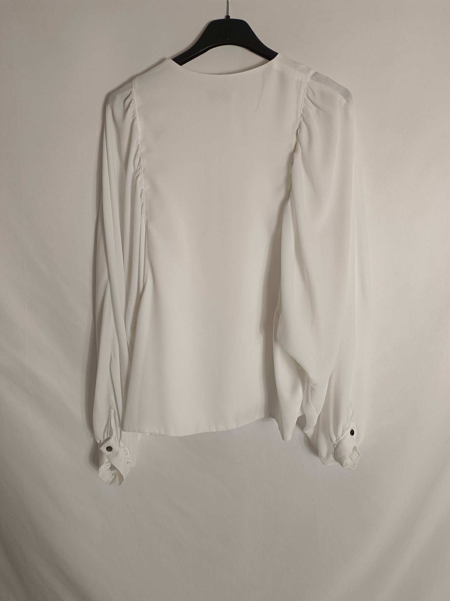 AN&BE. White blouse with Ts sleeves