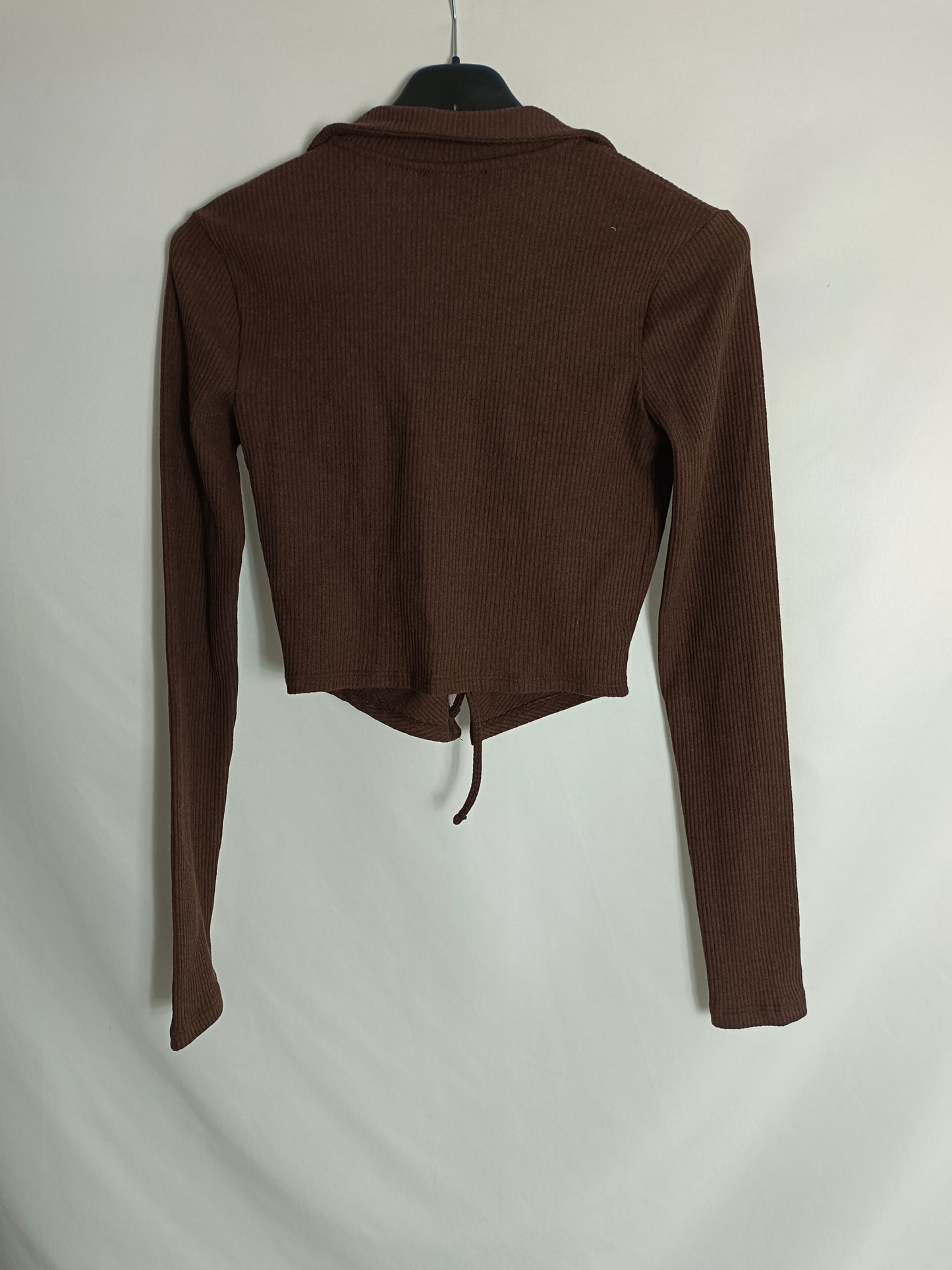 BERSHKA. Top marrón canalé T.s