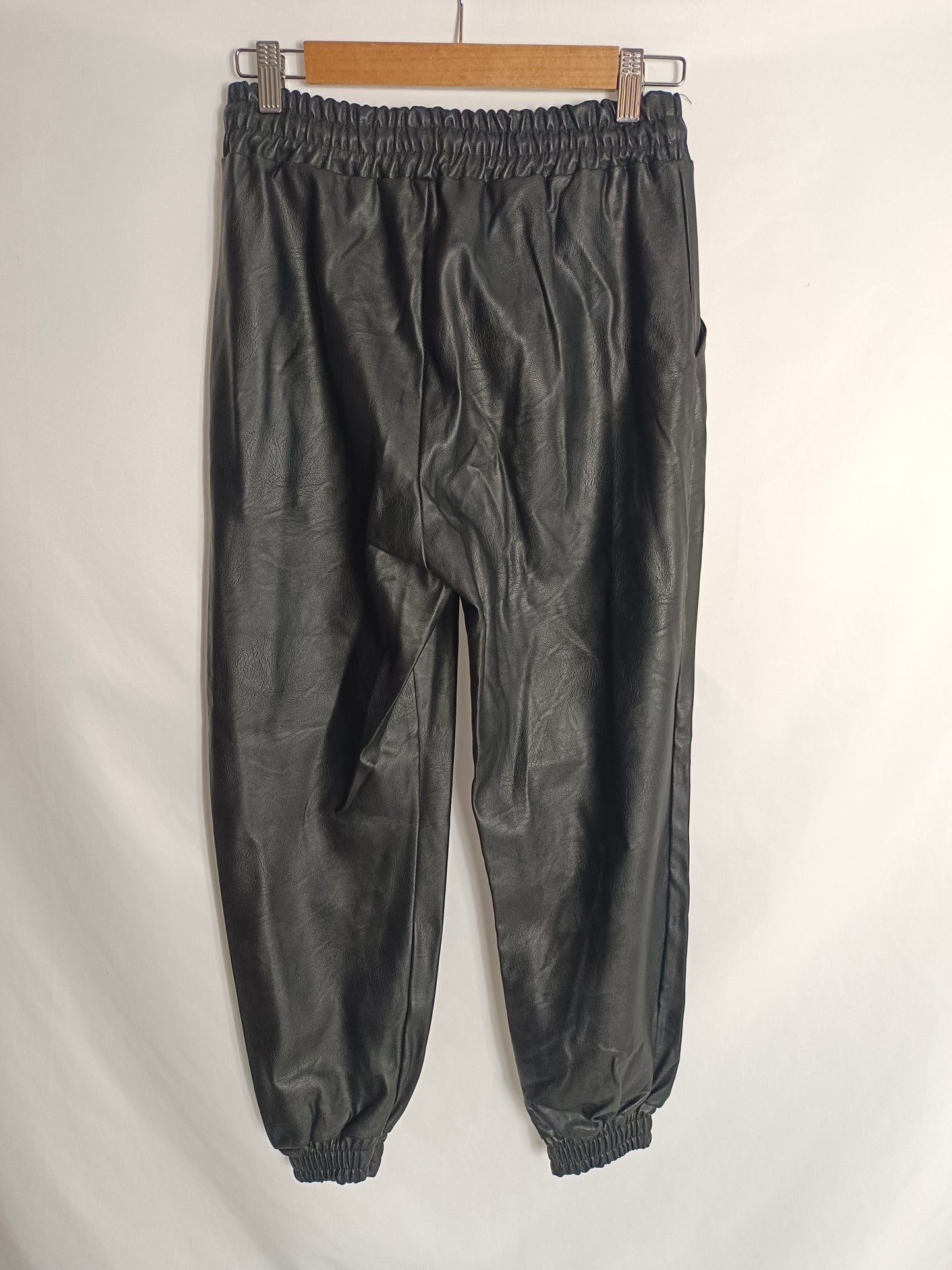 THE FASHION BIBLE. Pantalón polipiel negro Tu(s)