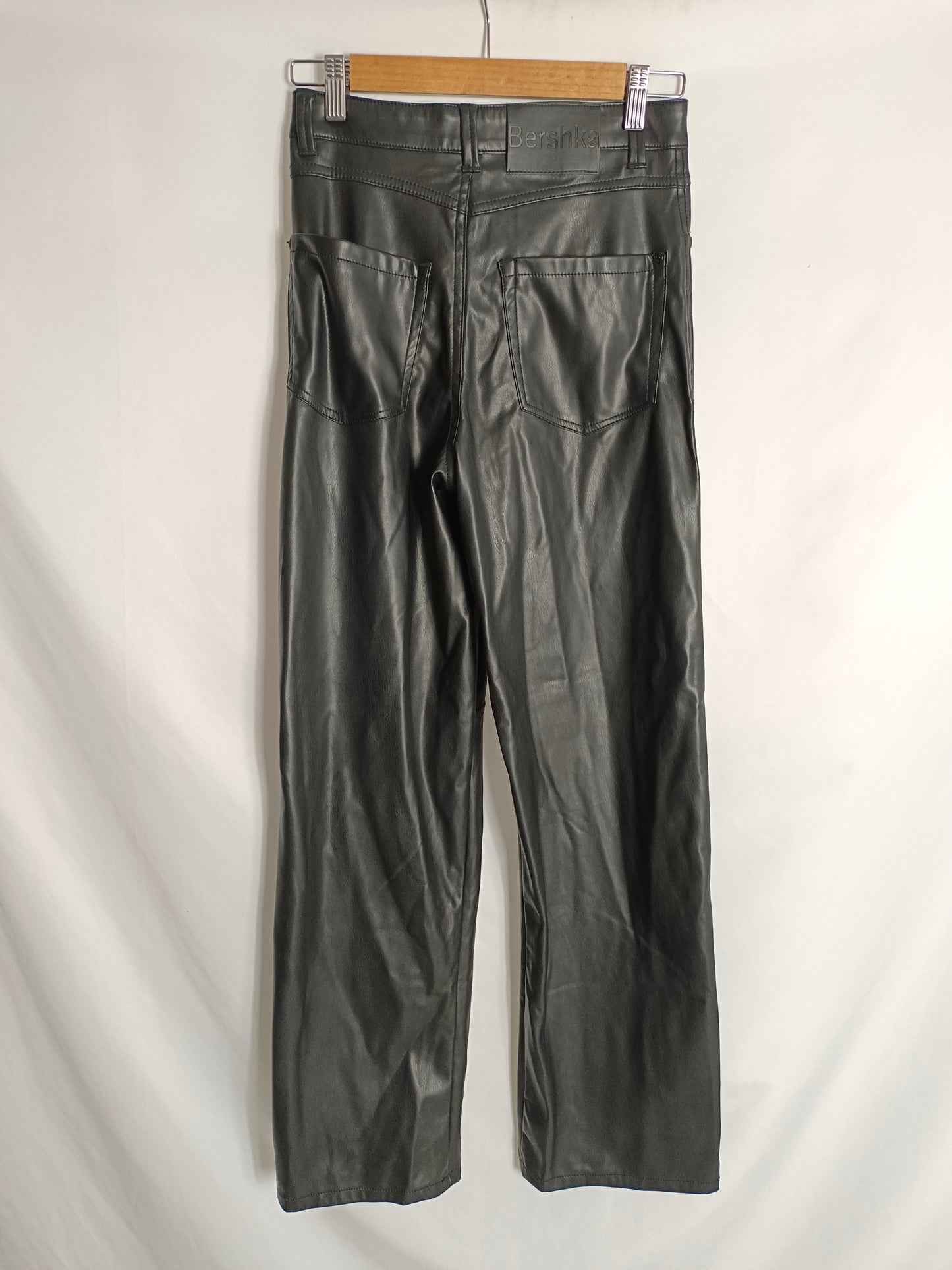 BERSHKA. Pantalón recto negro T.s