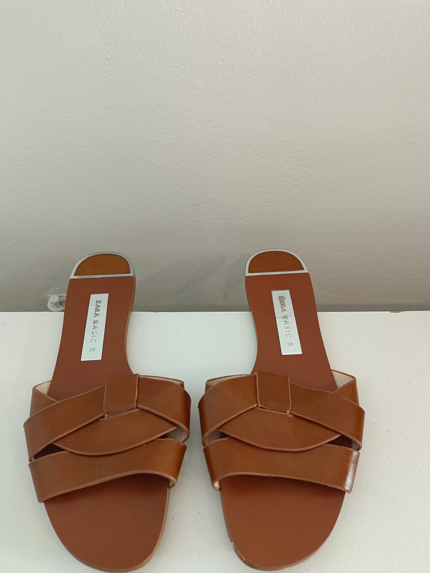 ZARA. Sandalia plana marrón T.36