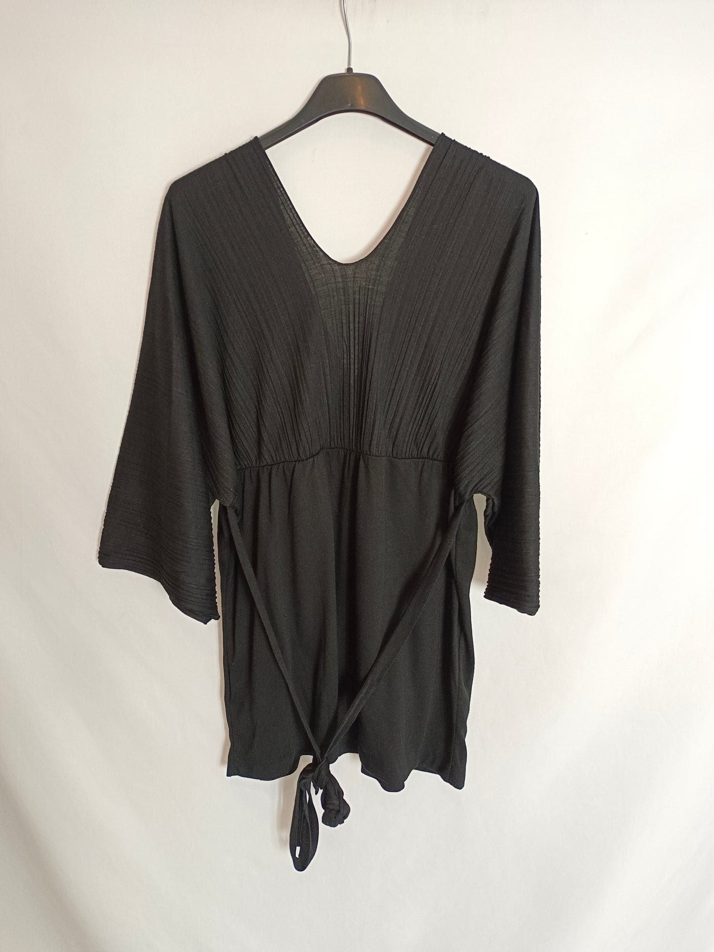 BENETTON. Flowy black Ts top