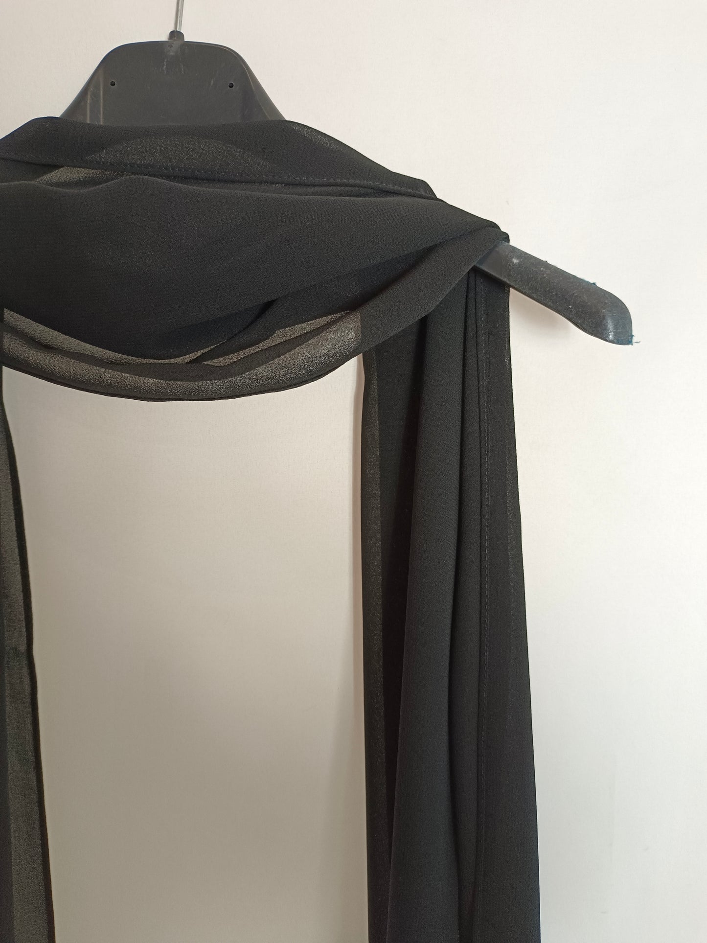 OTHERS. Semi-transparent black scarf