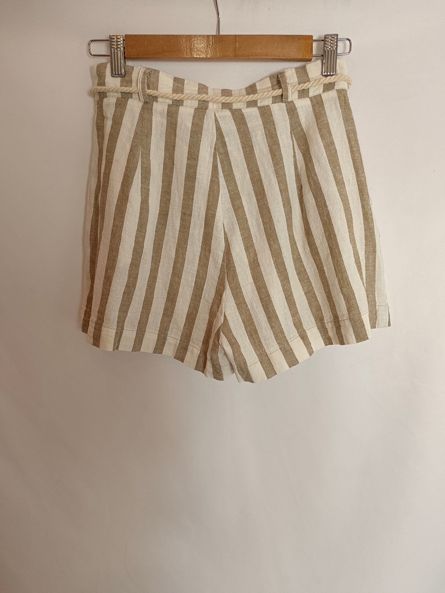 STRADIVARIUS. Pantalón corto rayas T.34