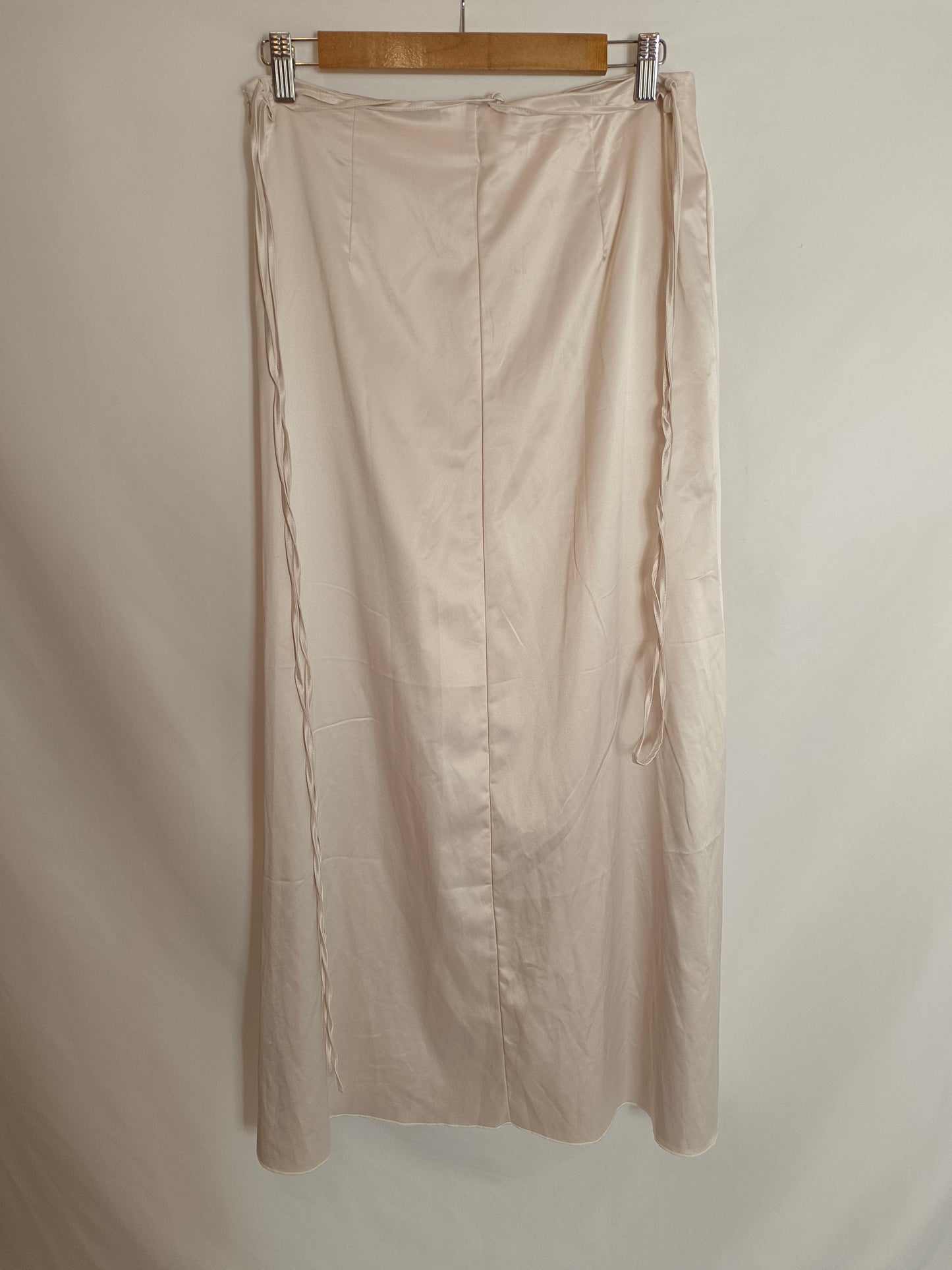 ZARA. Falda beige satinada T.s