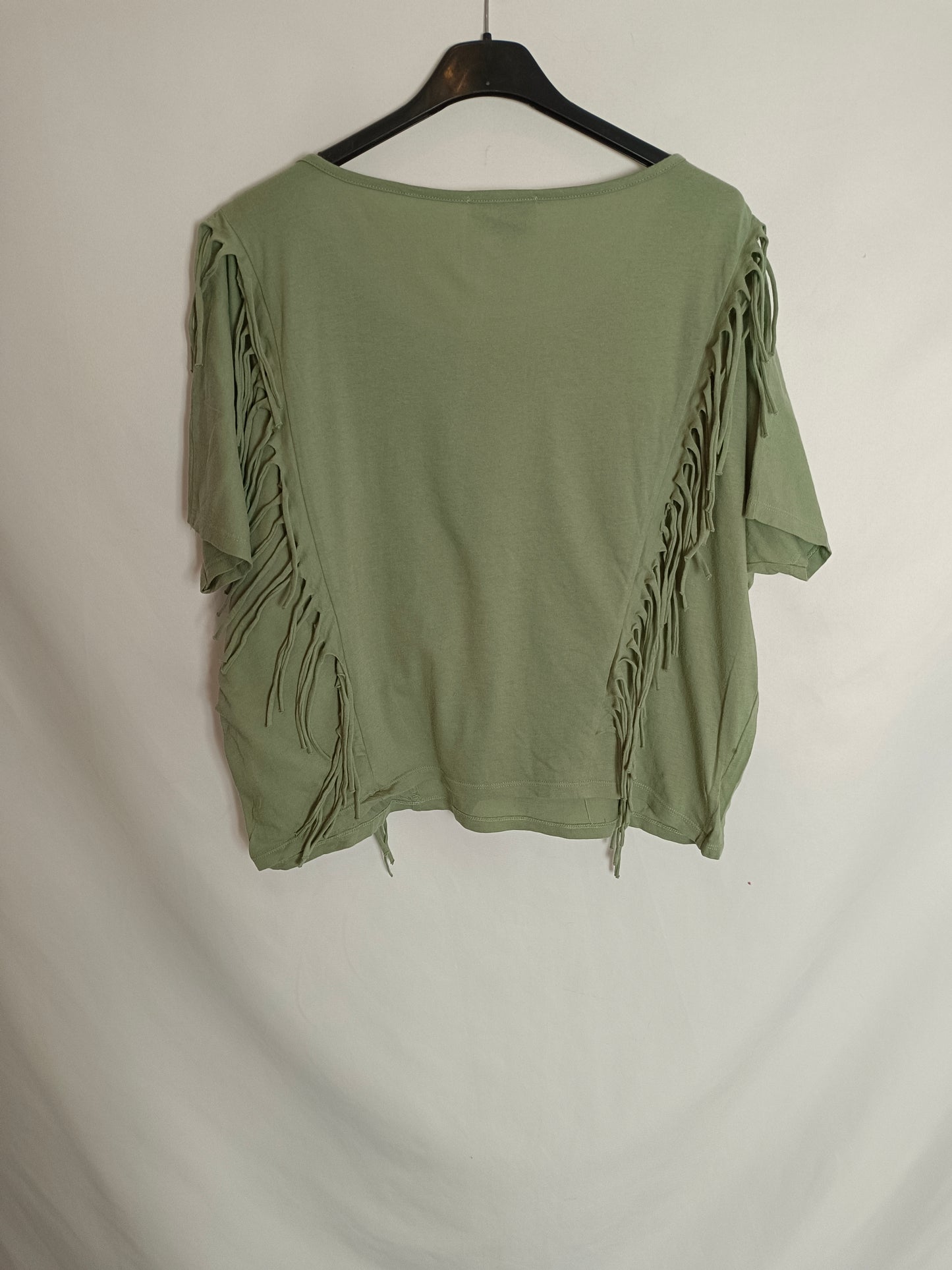 DOLORES PROMESAS. Camiseta verde flecos T.s
