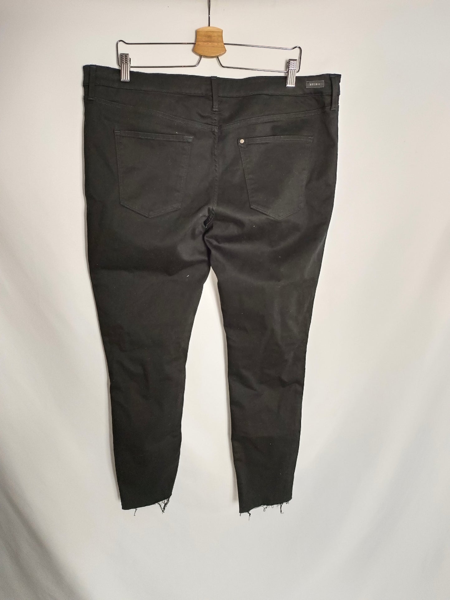 H&M. Pantalón denim pitillo "shaping" T.52