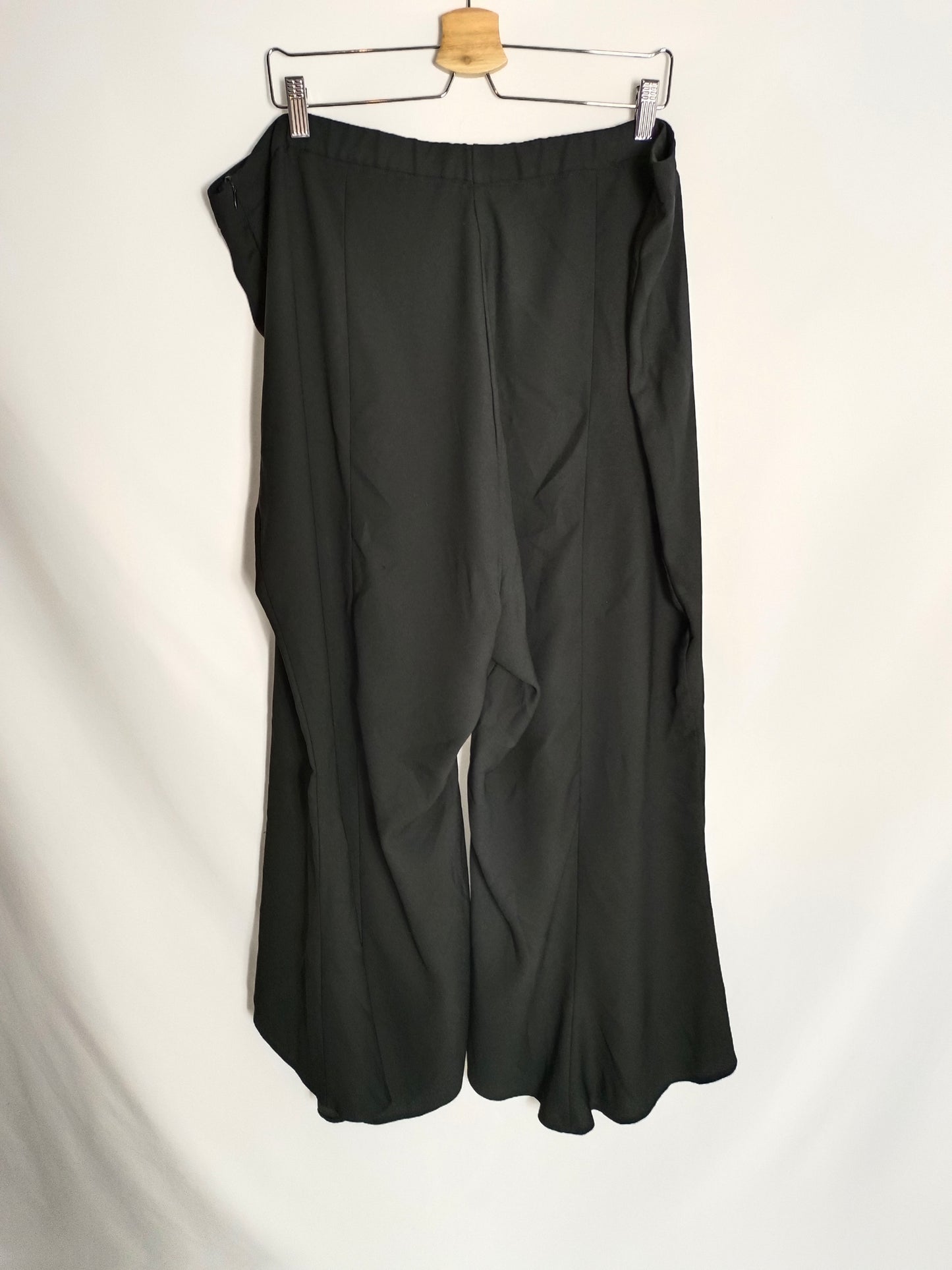 ASOS. Pantalón negro volante T.52