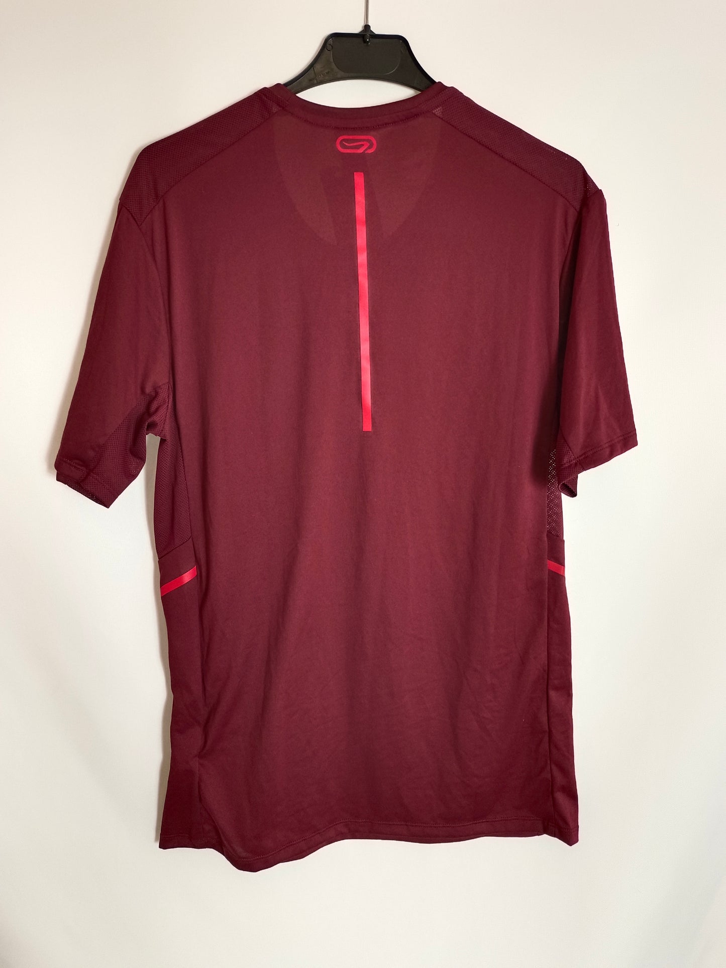 DECATHLON. Burgundy sports T-shirt TM