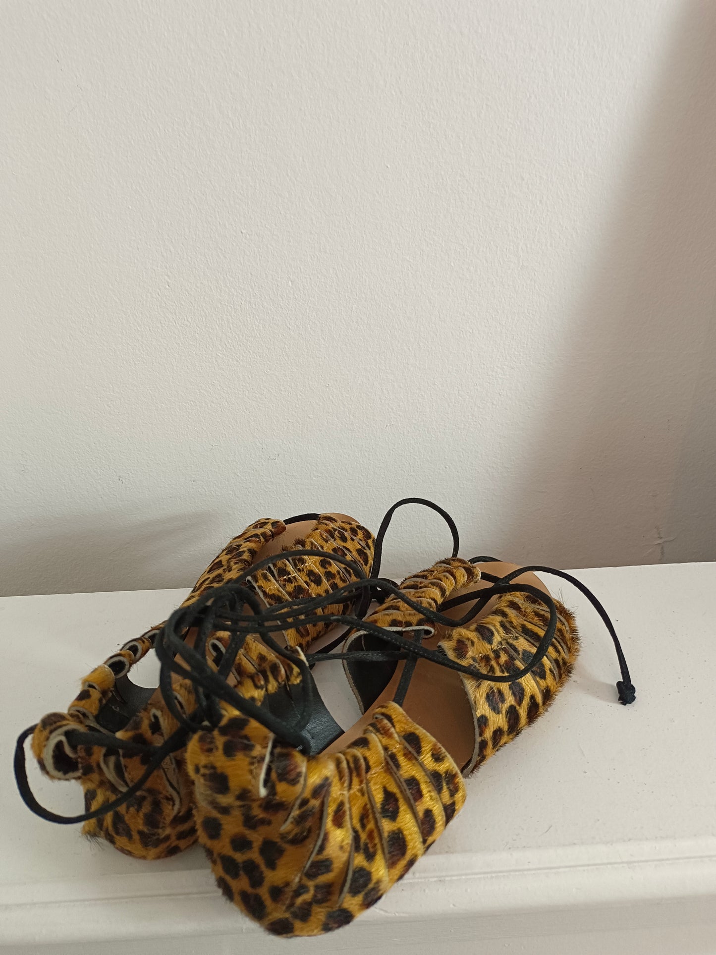 ZARA. Sandalia print pelito T.38