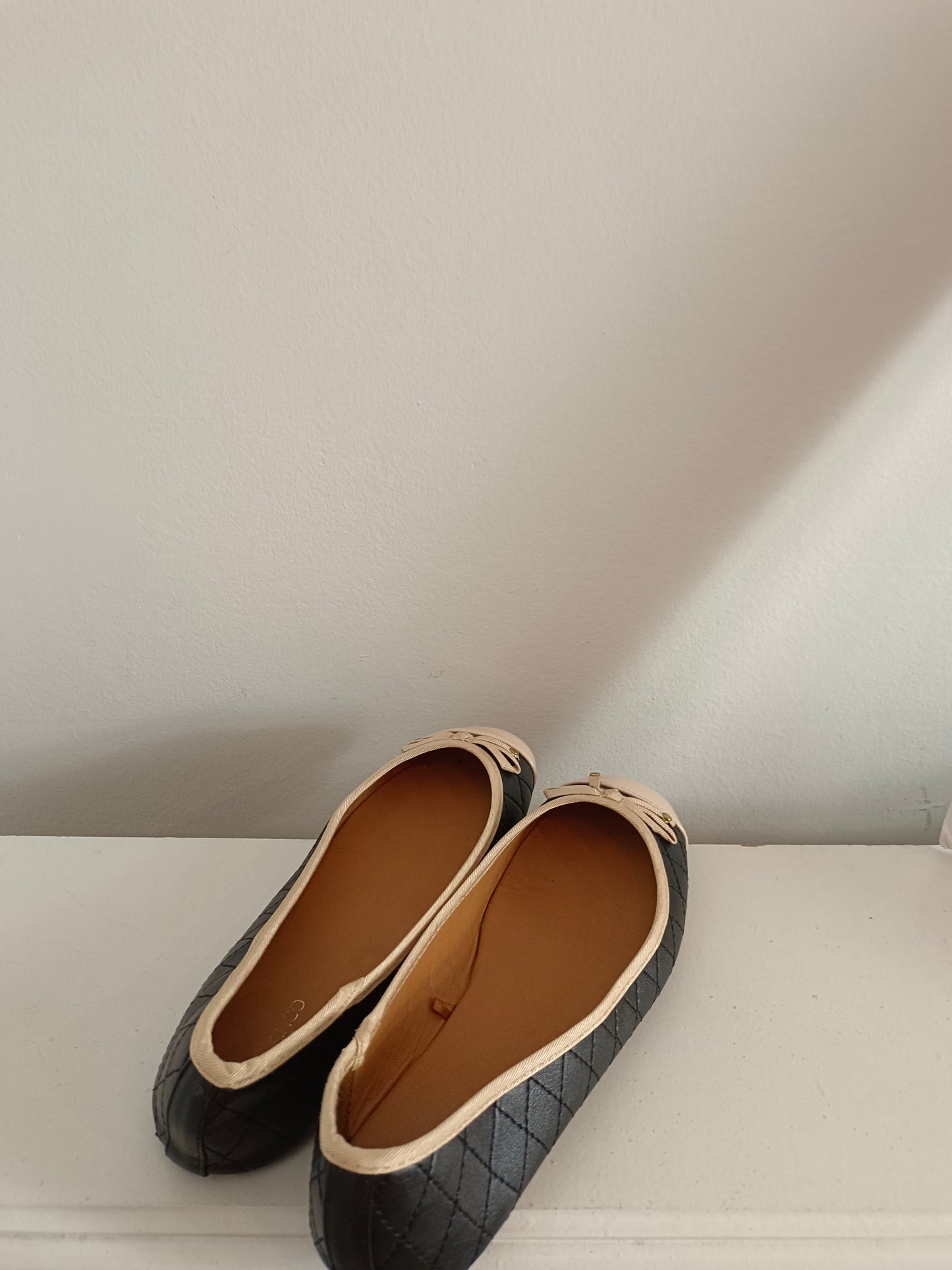 WHITE. Two-tone ballet flats size 38