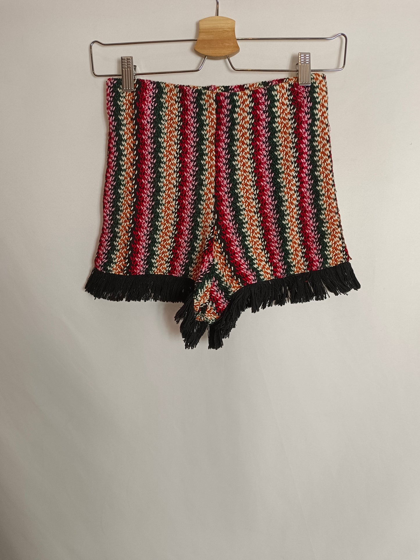 ZARA. Shorts croché flecos T.s
